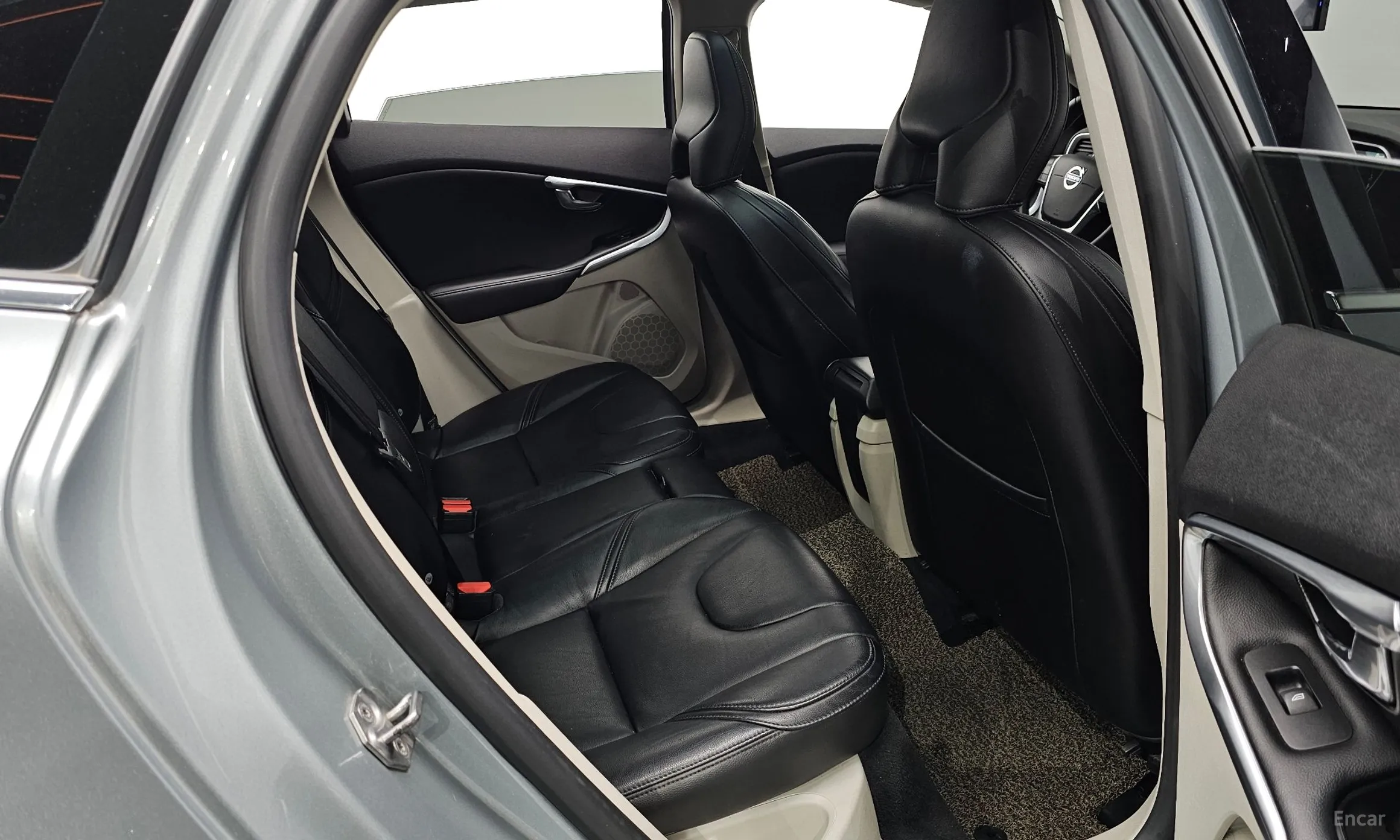 Volvo V40 превью 12