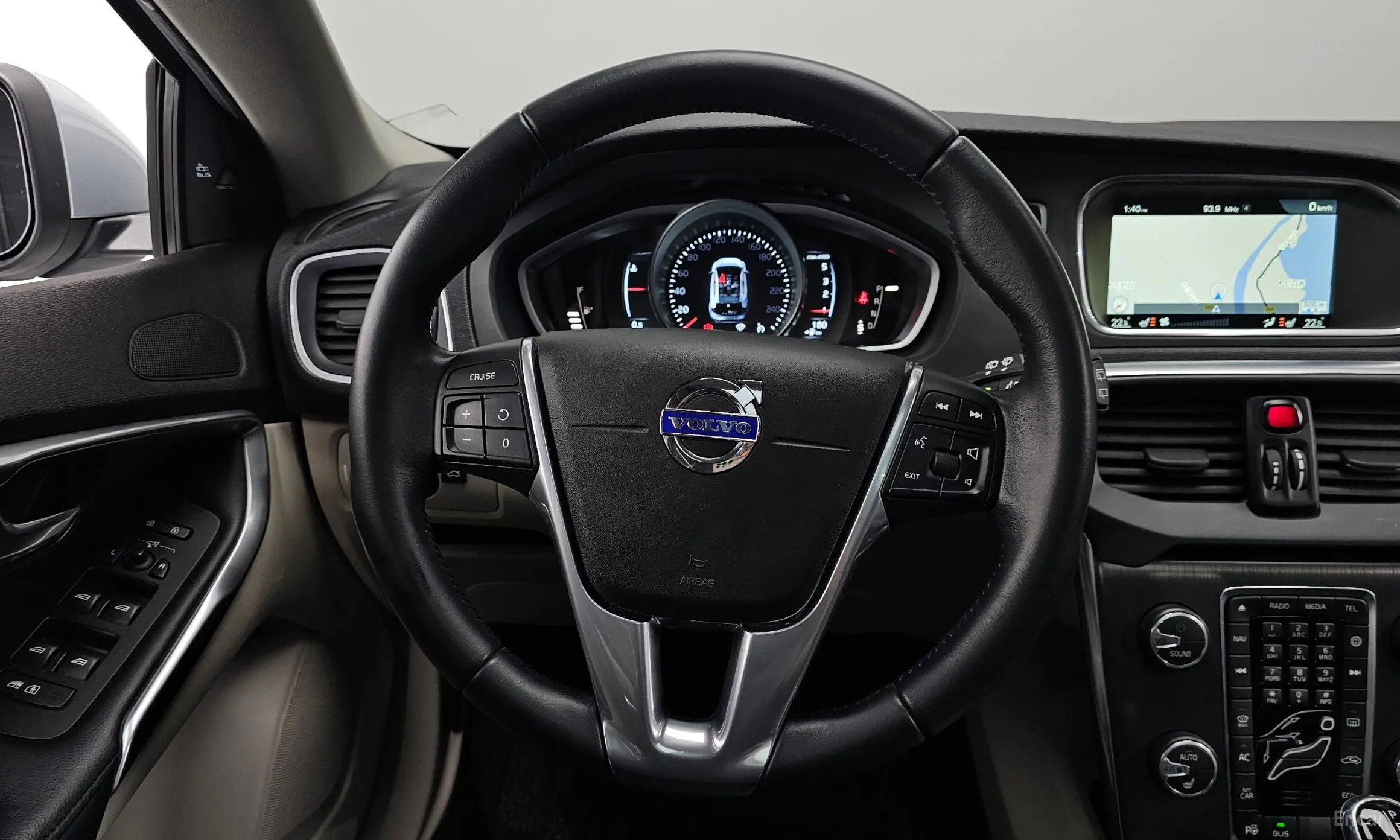 Volvo V40 превью 13