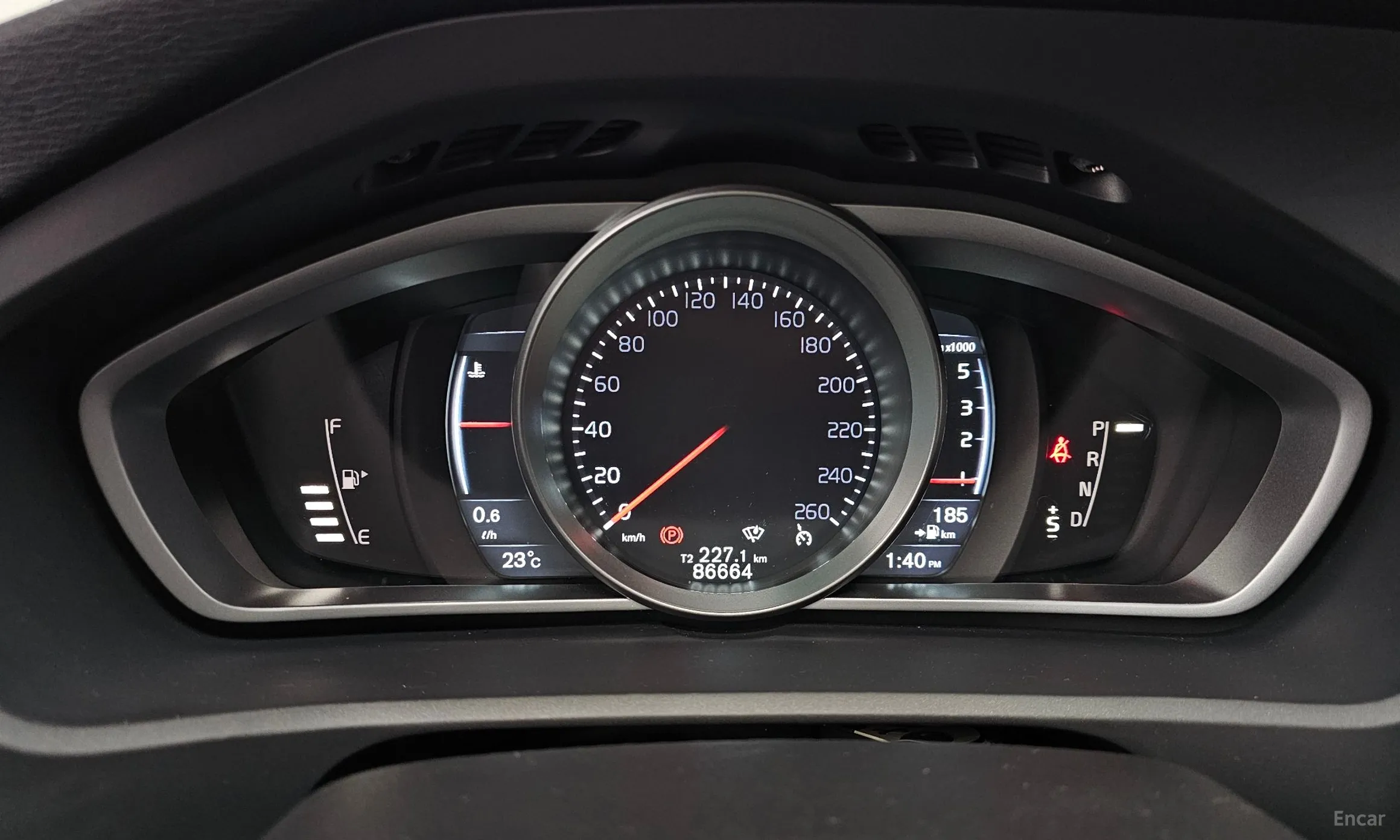 Volvo V40 превью 8