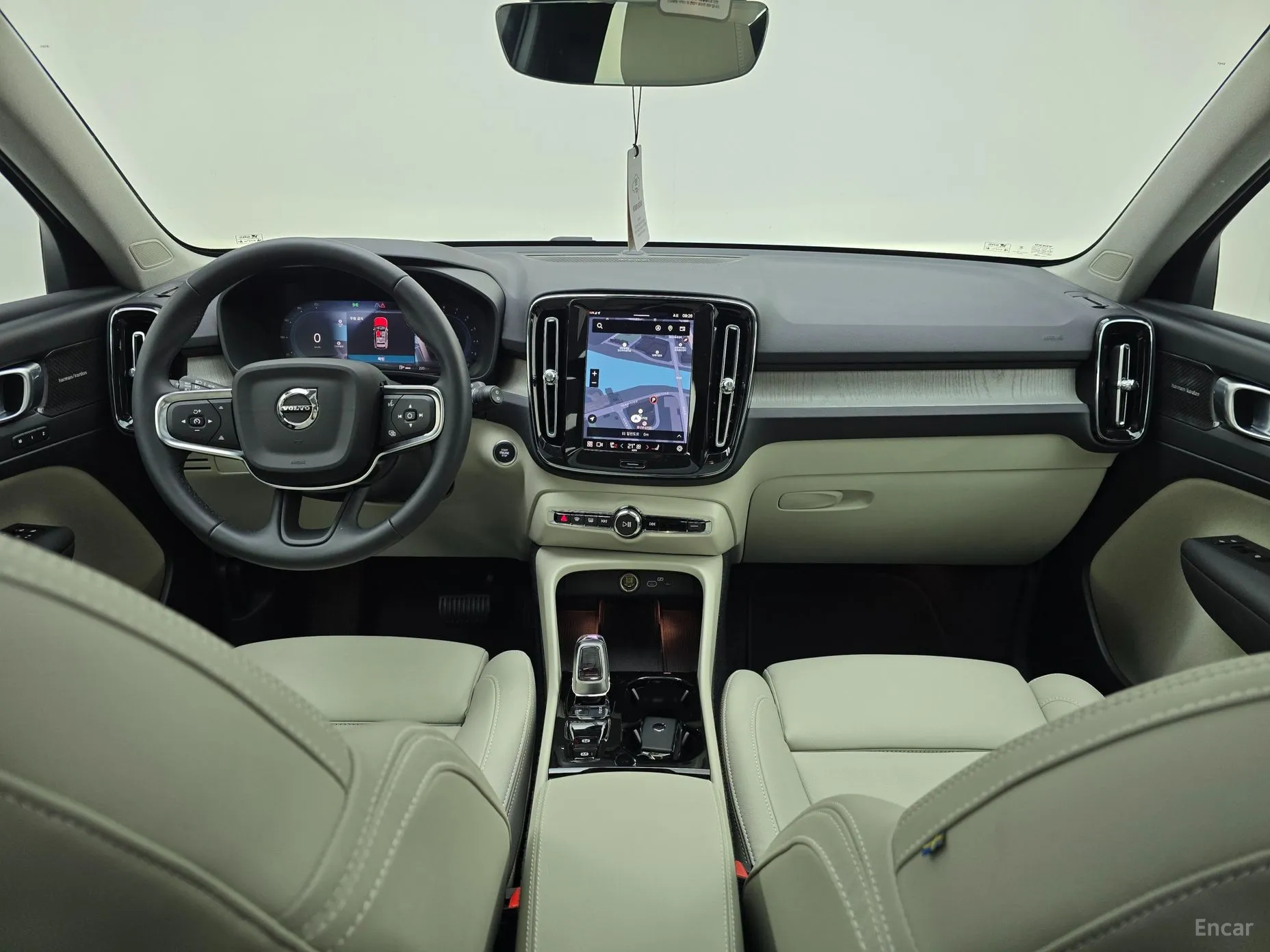 Volvo XC40 превью 7