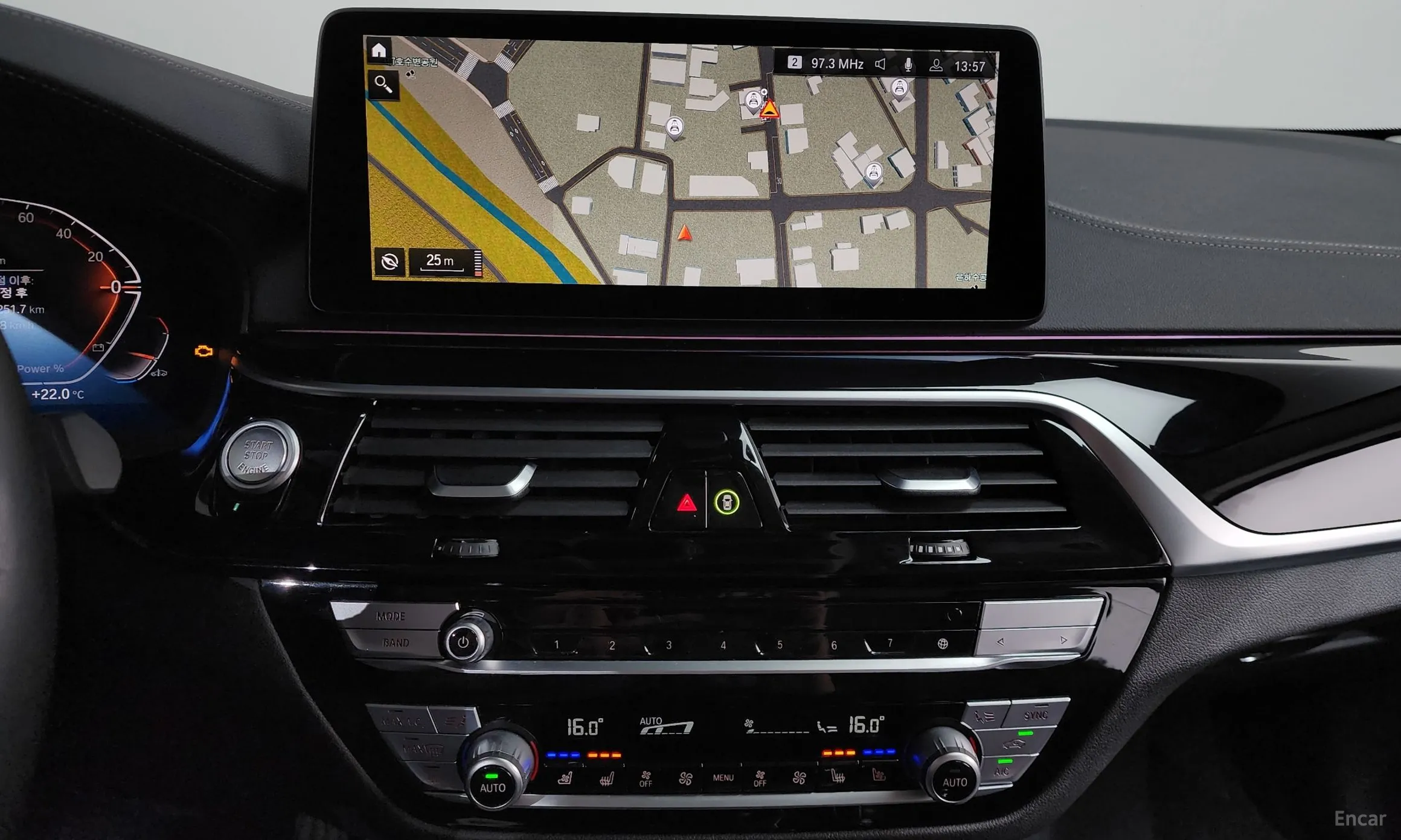 BMW 5 Series (G30) превью 12