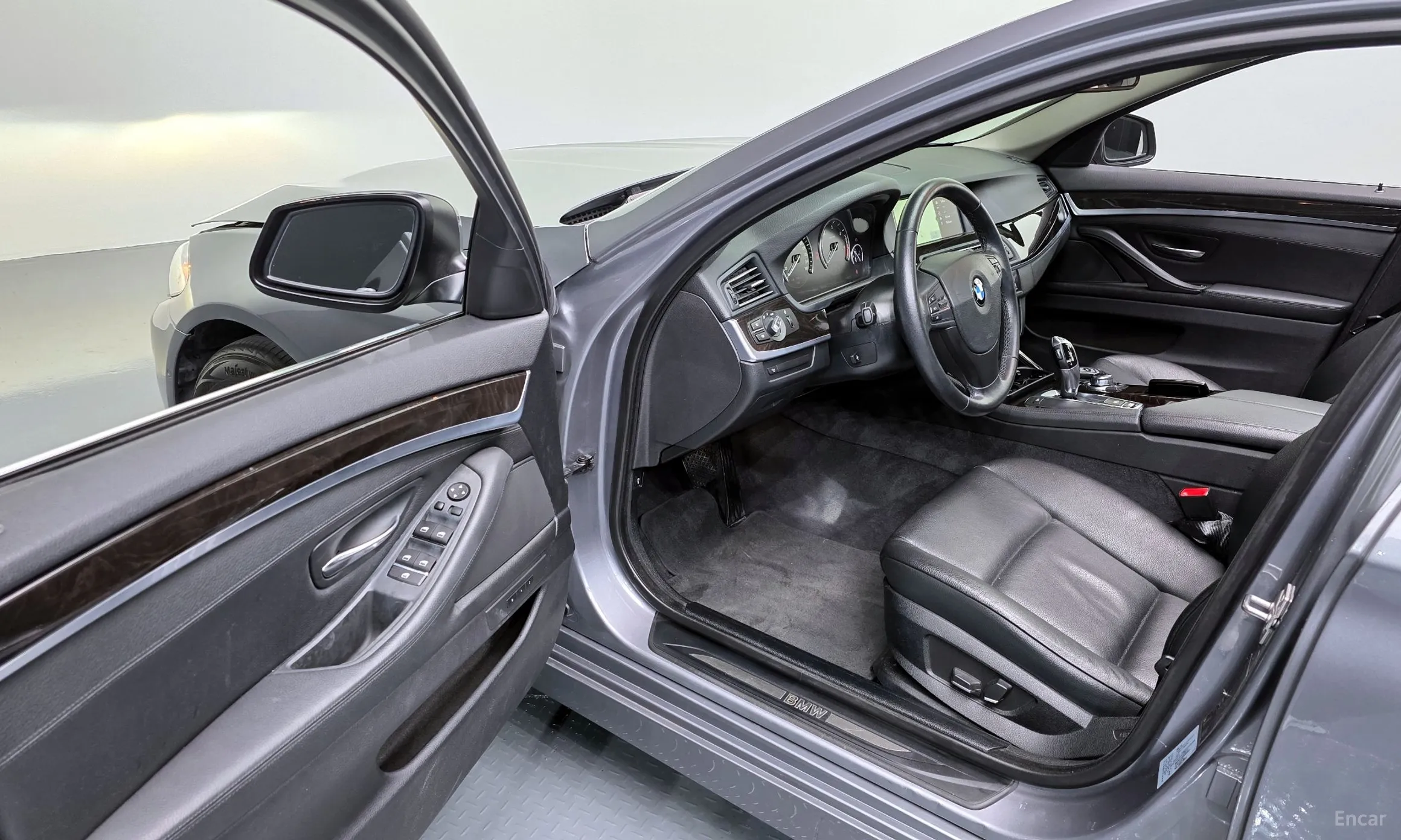 BMW 5 Series (F10) превью 10