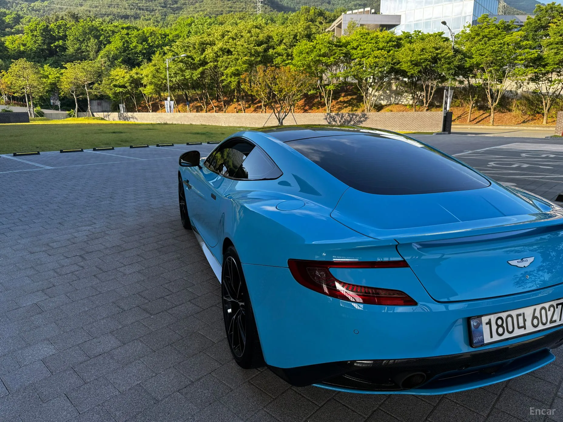 Aston Martin Vanquish превью 10