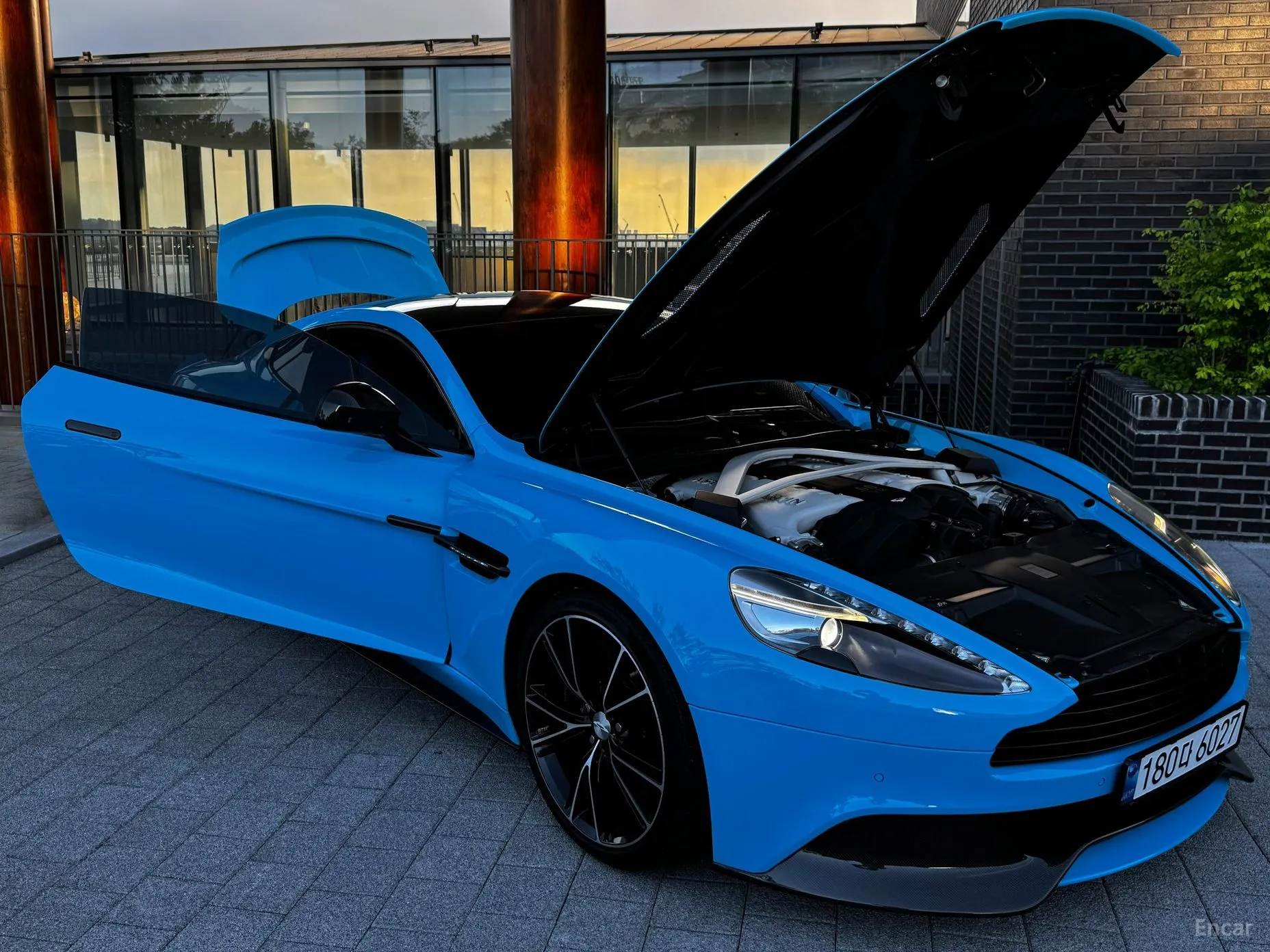Aston Martin Vanquish превью 11