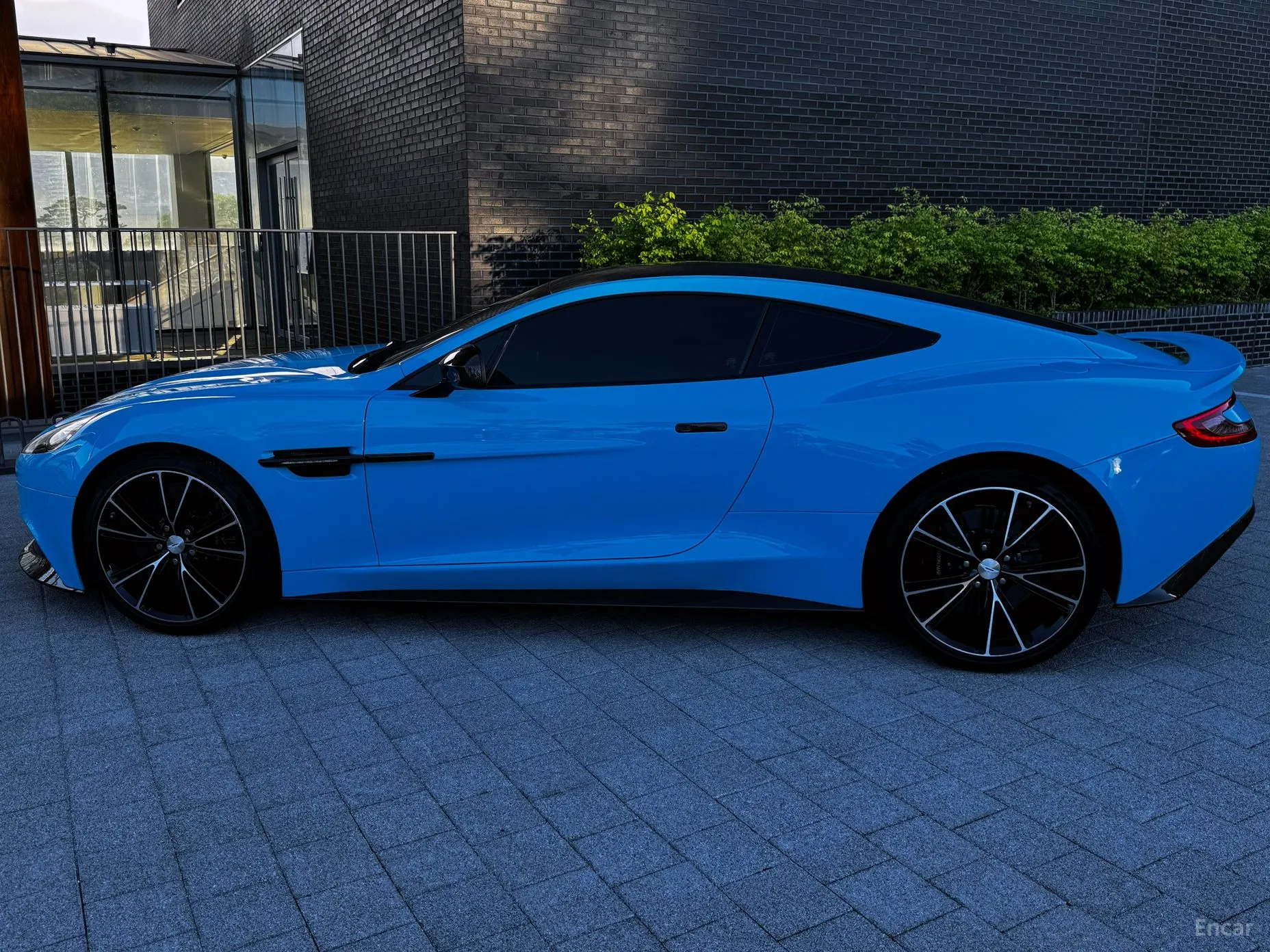 Aston Martin Vanquish превью 12