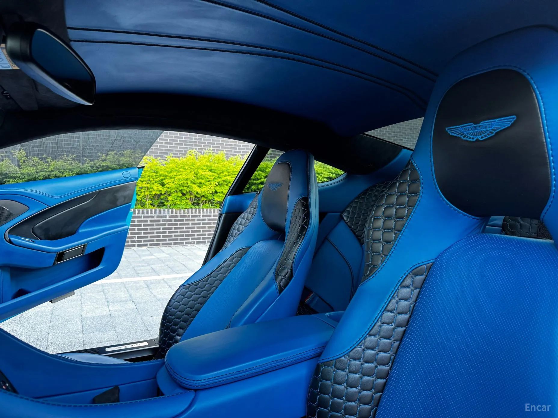 Aston Martin Vanquish превью 13
