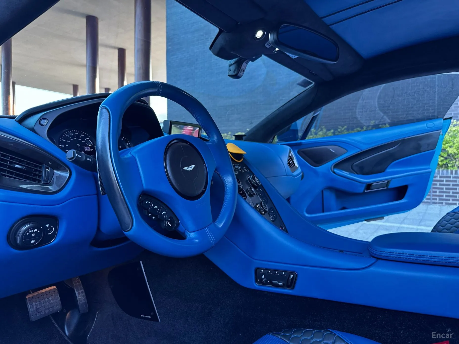 Aston Martin Vanquish превью 15