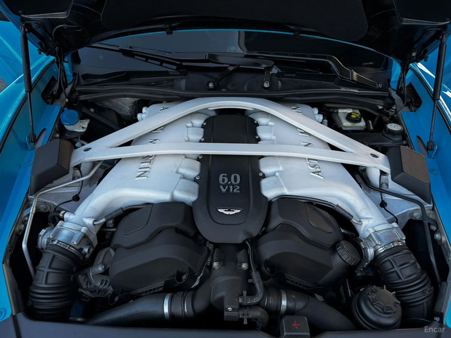 Aston Martin Vanquish превью 17