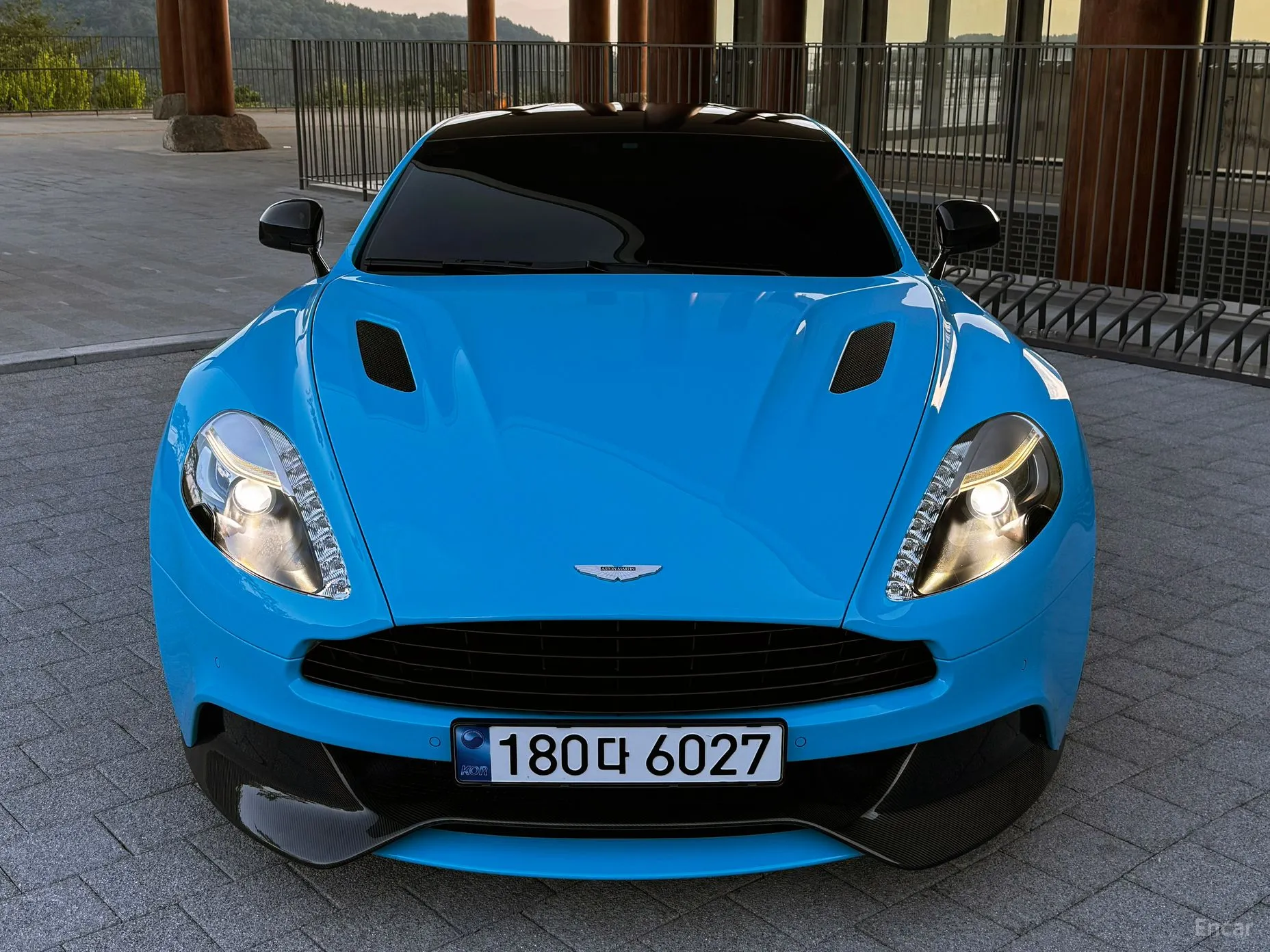 Aston Martin Vanquish превью 3