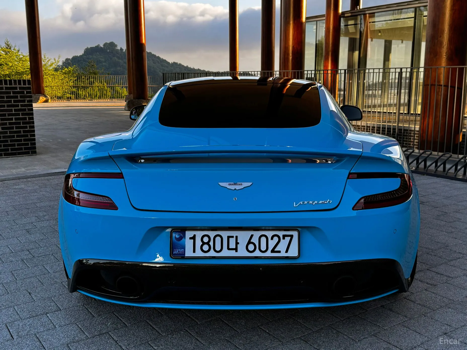 Aston Martin Vanquish превью 4