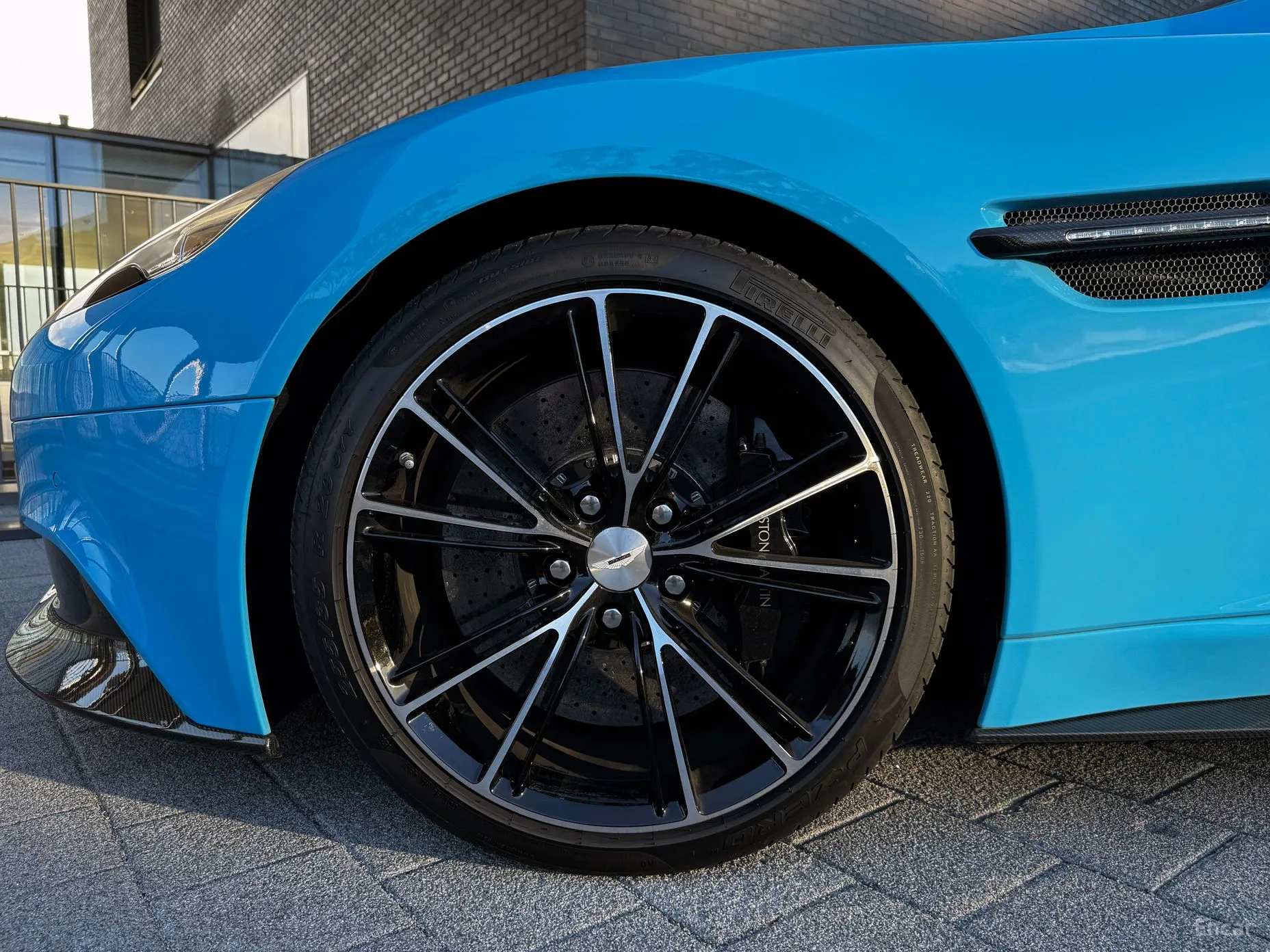 Aston Martin Vanquish превью 5