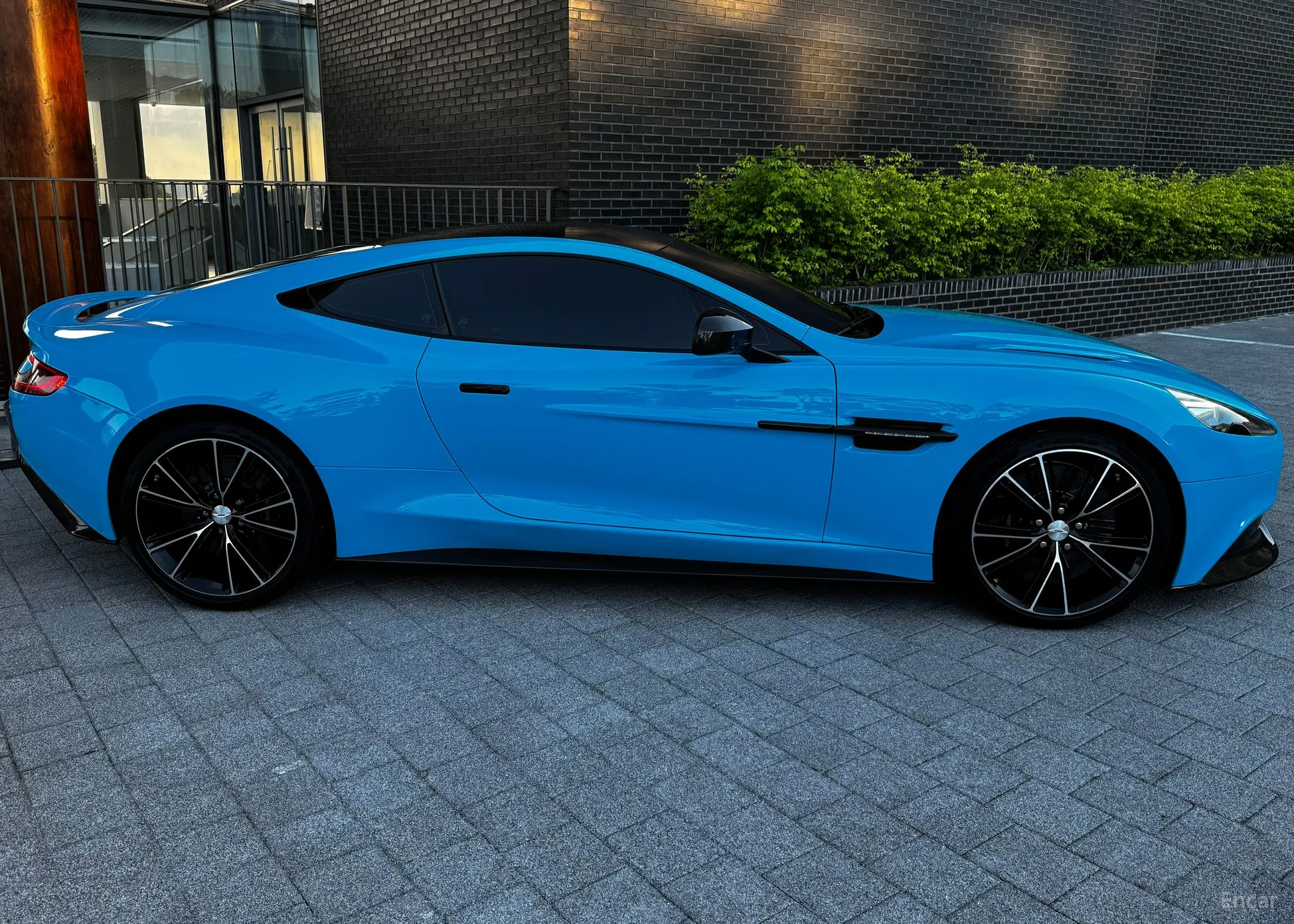 Aston Martin Vanquish превью 8