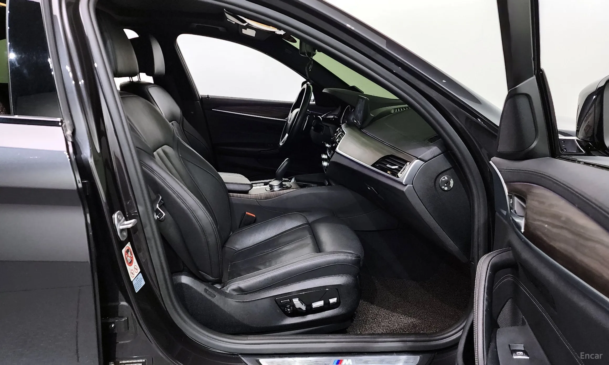 BMW 5 Series (G30) превью 11