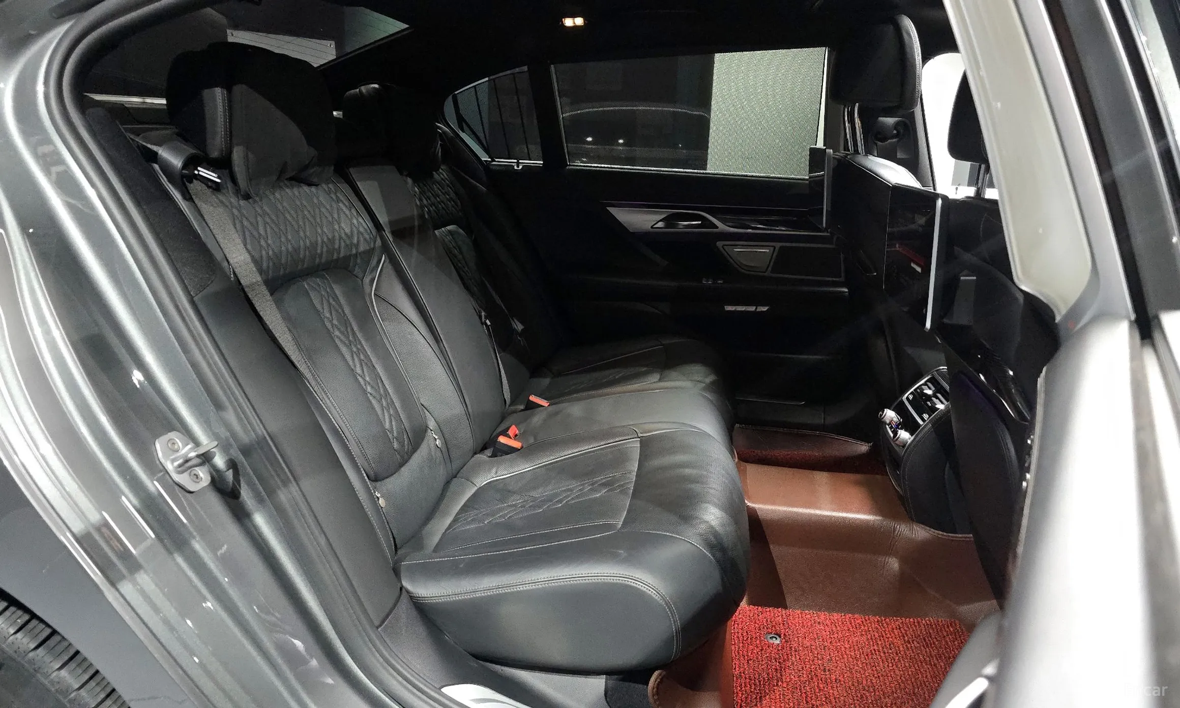 BMW 7 Series (G11) превью 11