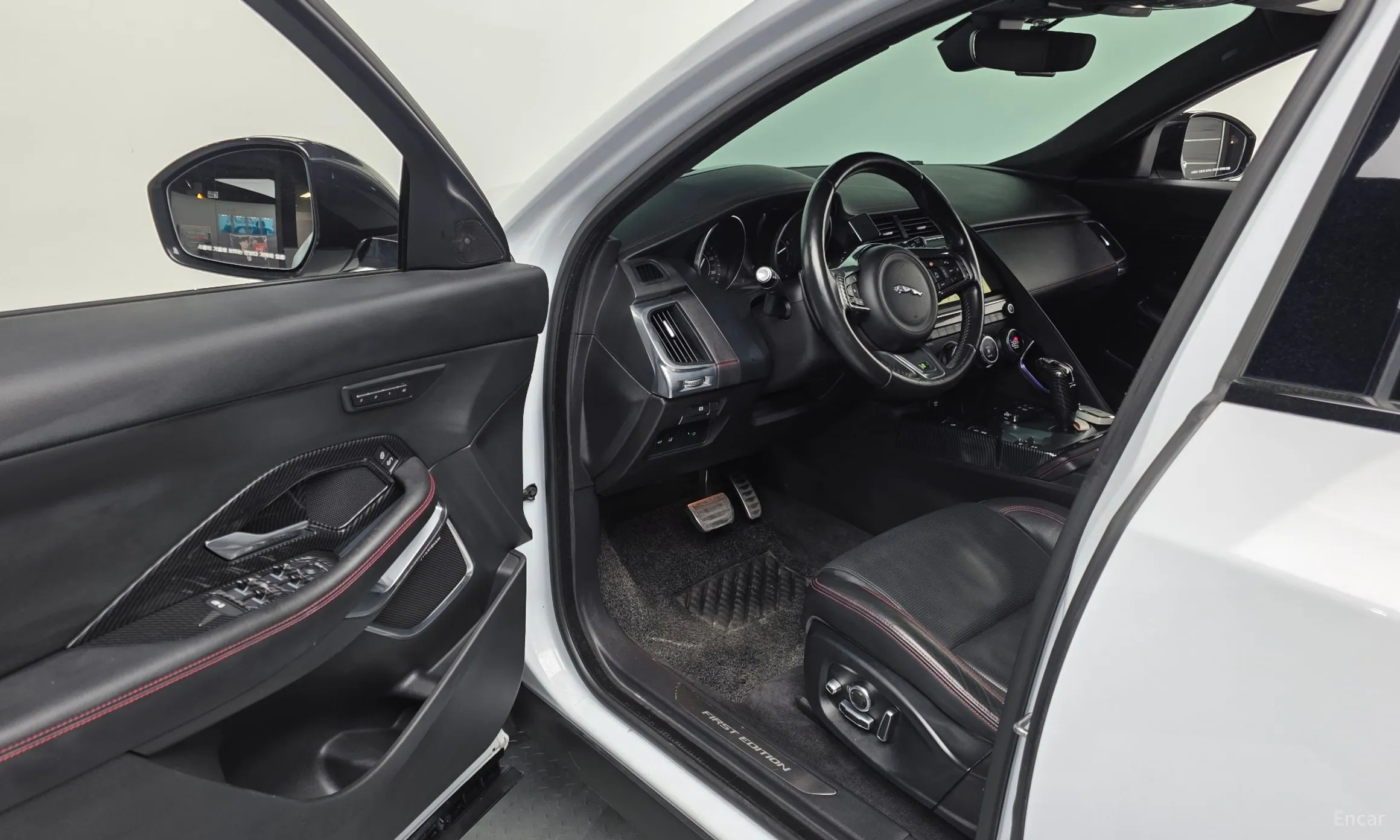 Jaguar E-PACE превью 10