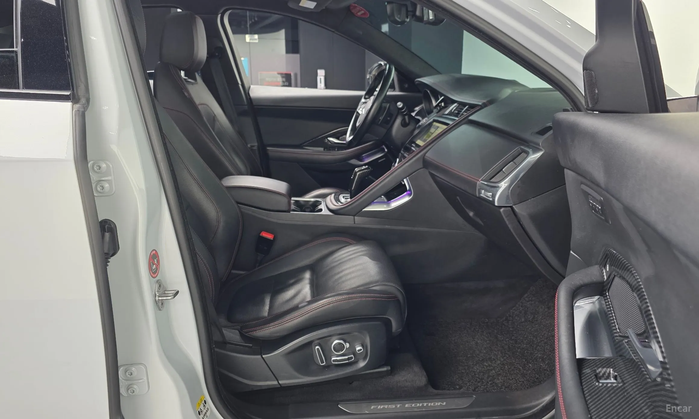 Jaguar E-PACE превью 11