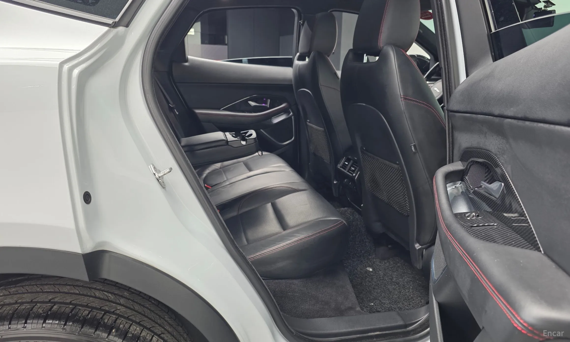 Jaguar E-PACE превью 12