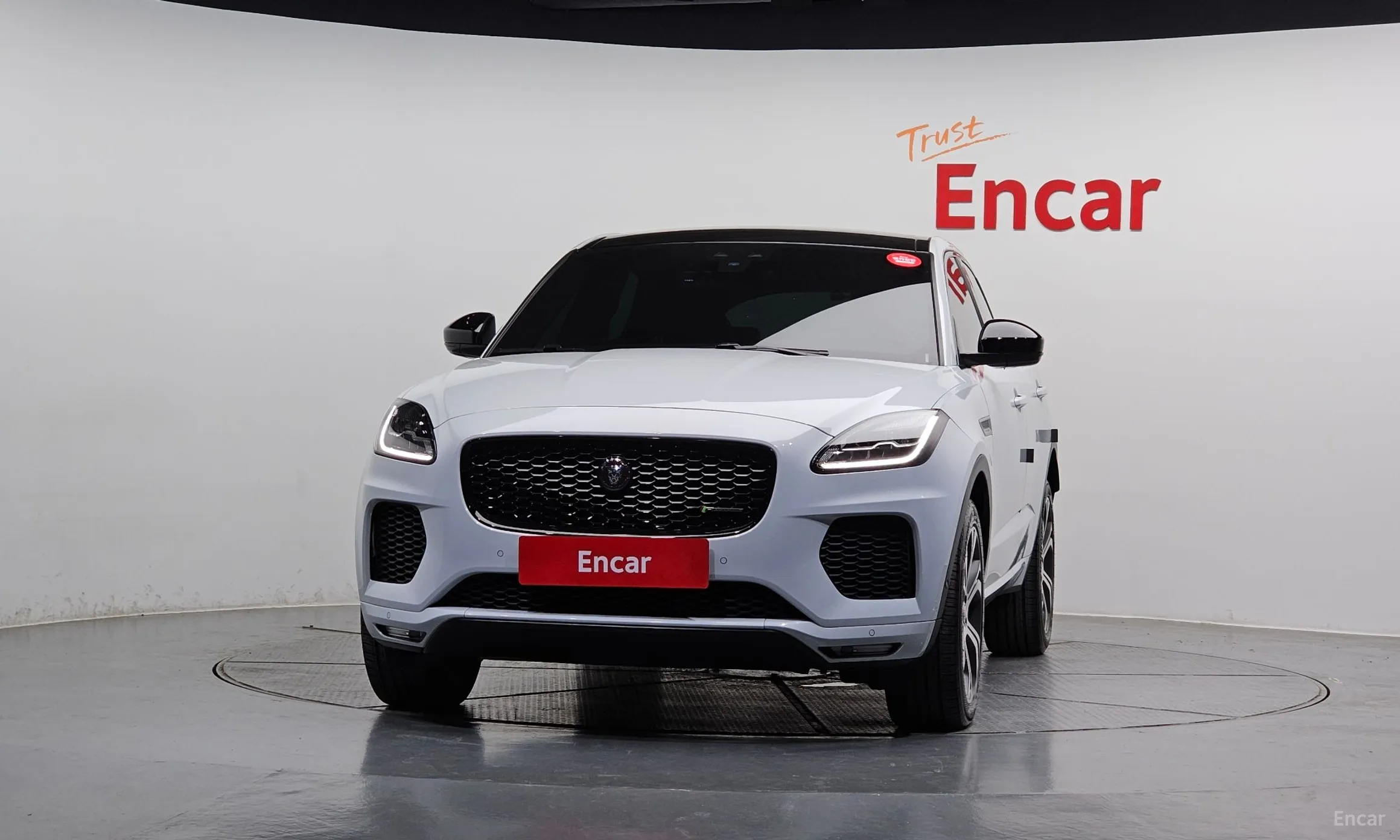 Jaguar E-PACE превью 3
