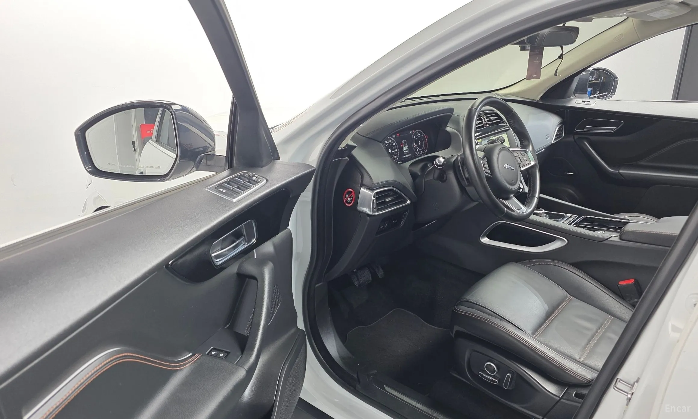 Jaguar F-PACE превью 12