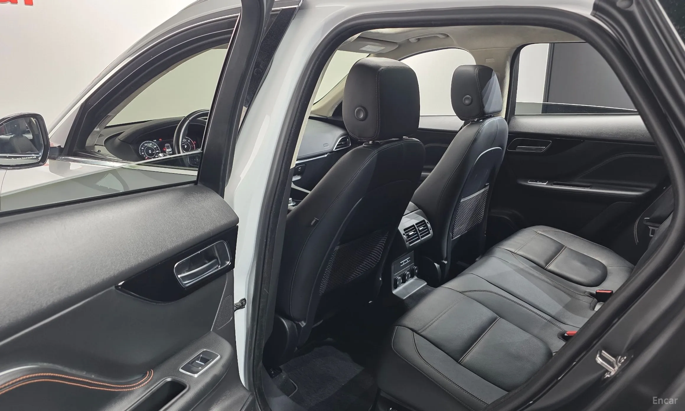 Jaguar F-PACE превью 17