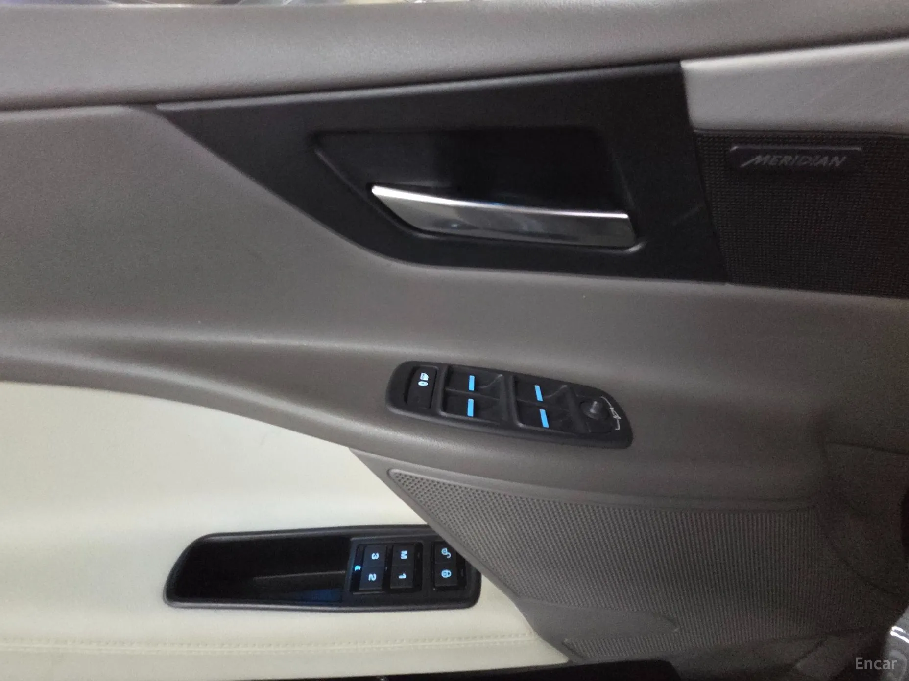 Jaguar XE превью 16
