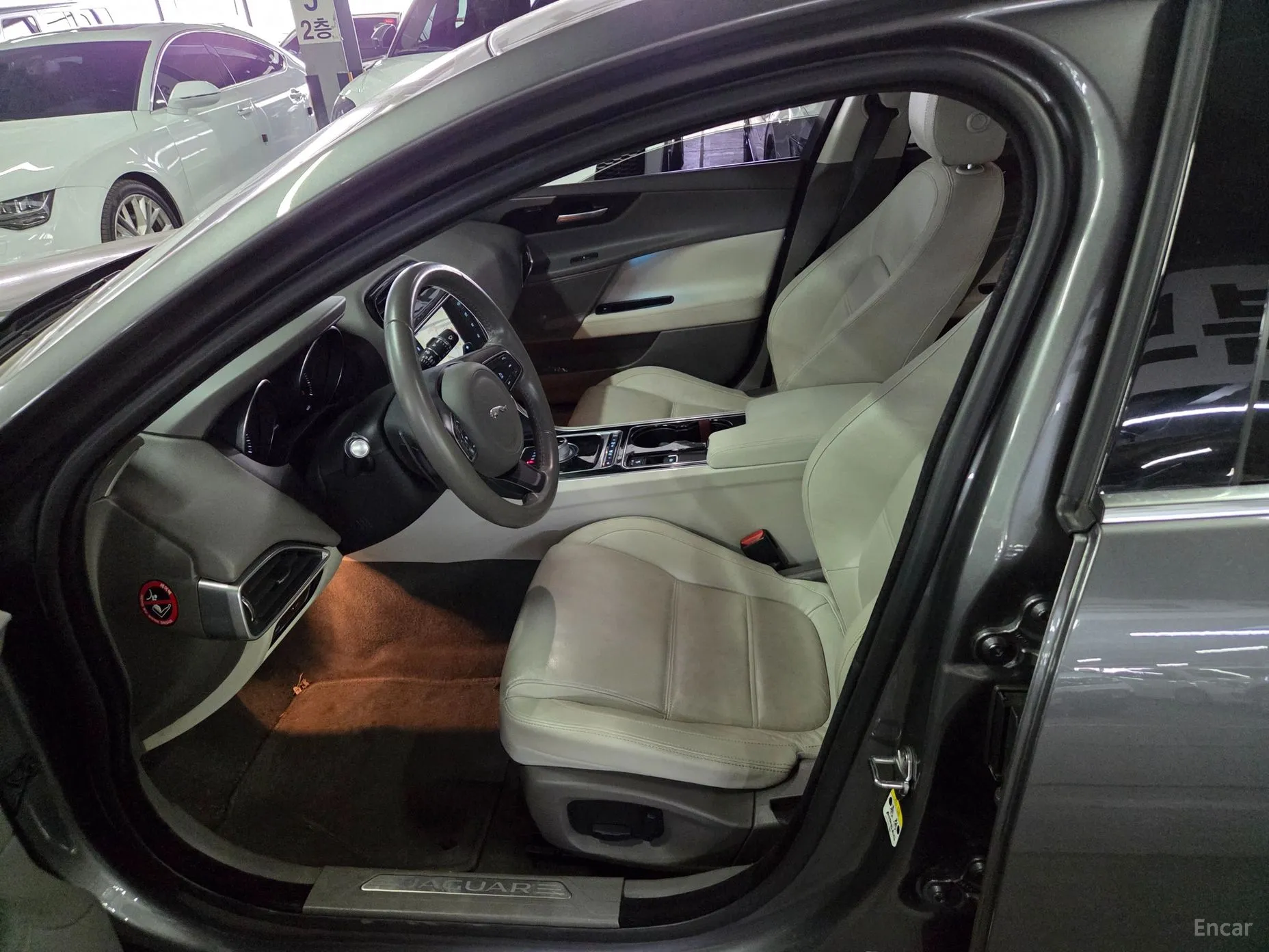 Jaguar XE превью 19
