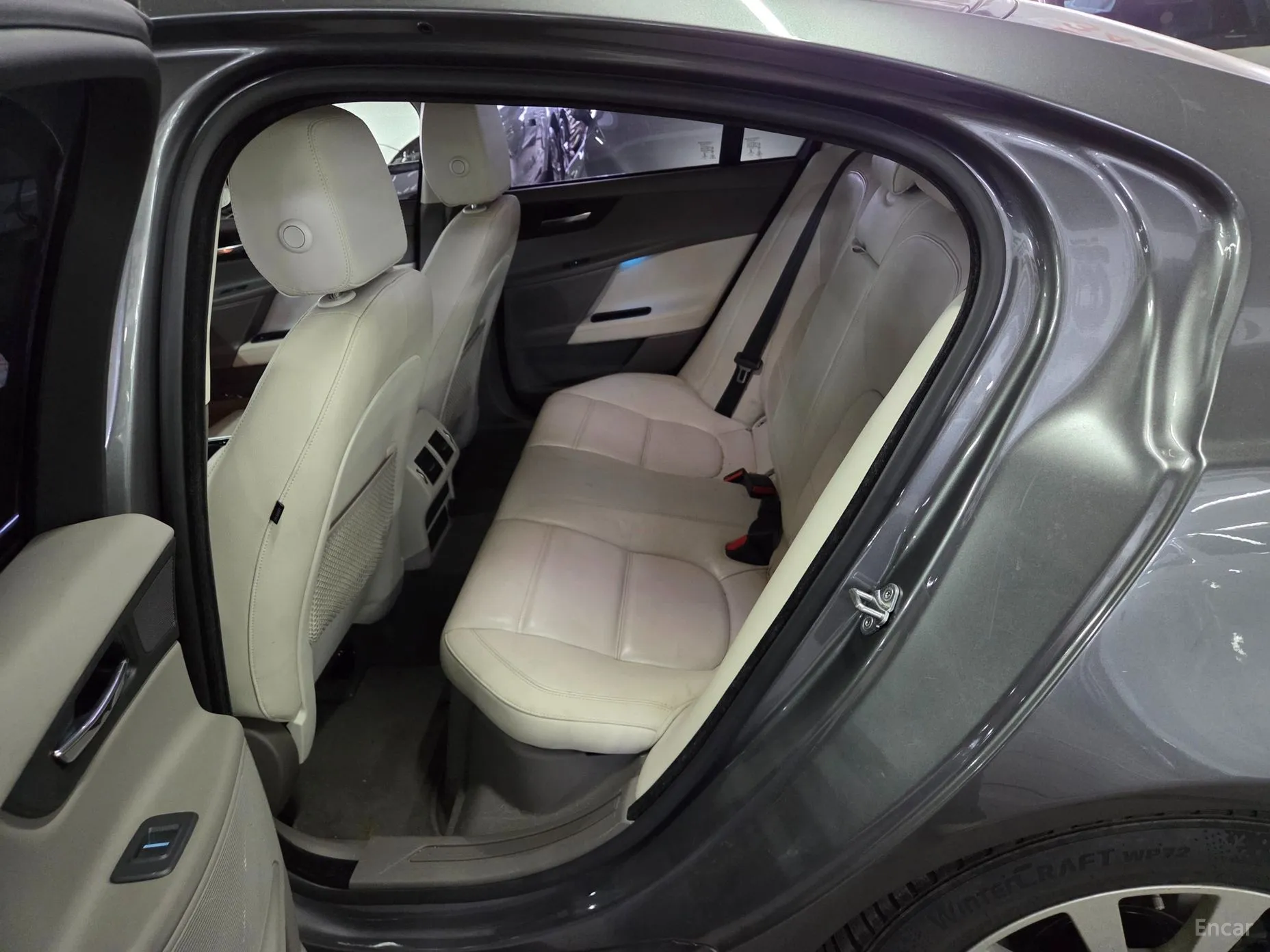 Jaguar XE превью 20