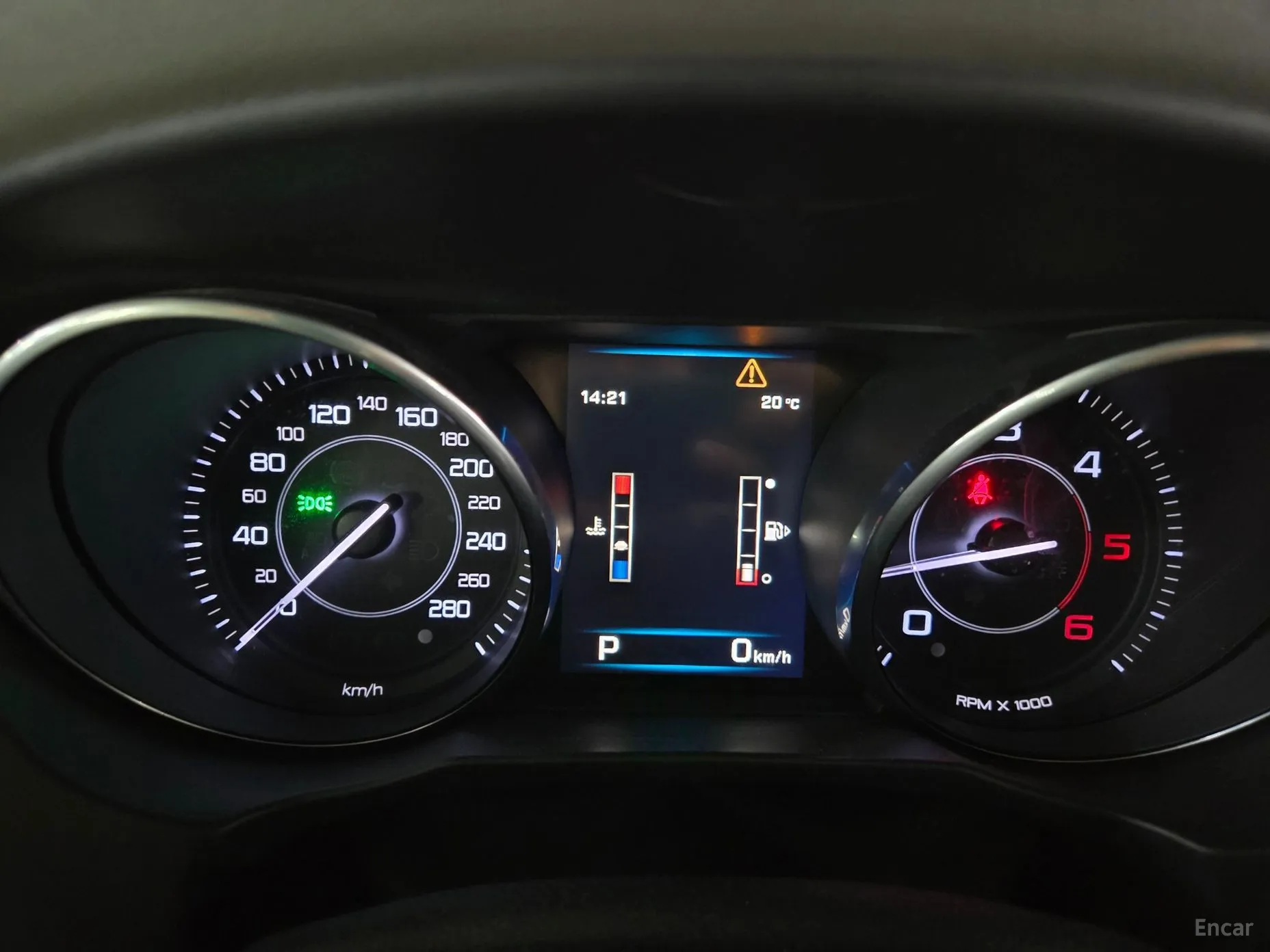 Jaguar XE превью 8