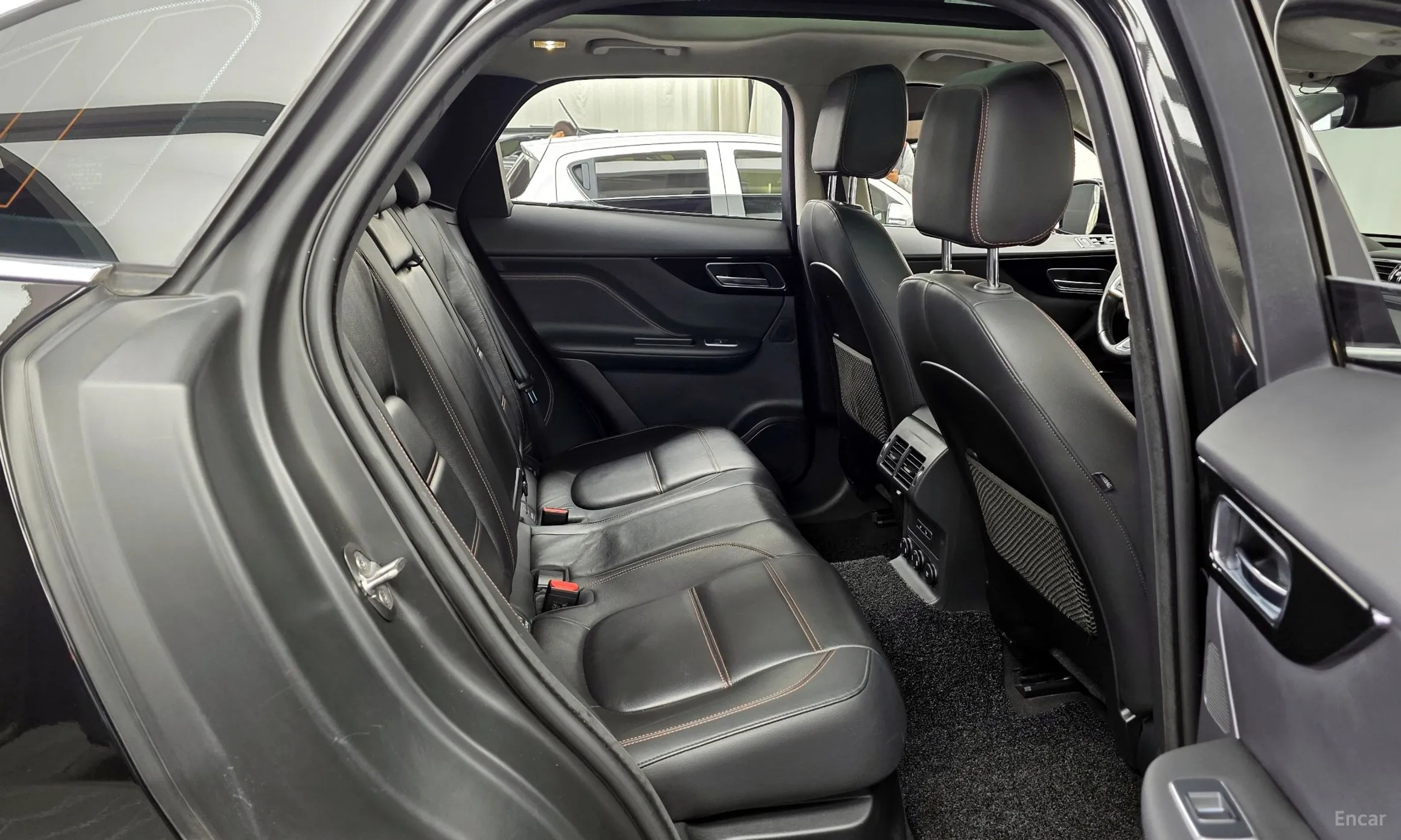 Jaguar F-PACE превью 12