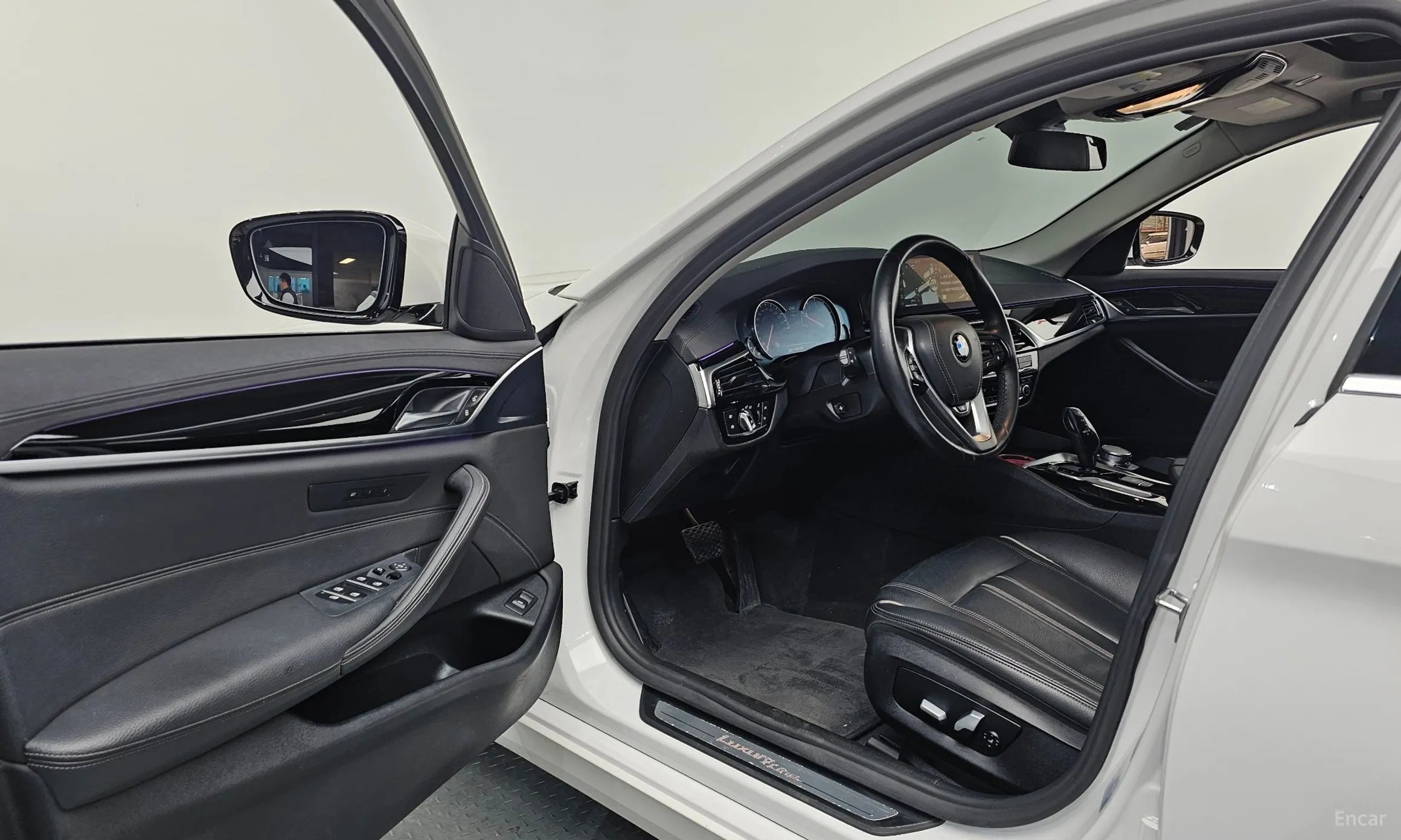 BMW 5 Series (G30) превью 10
