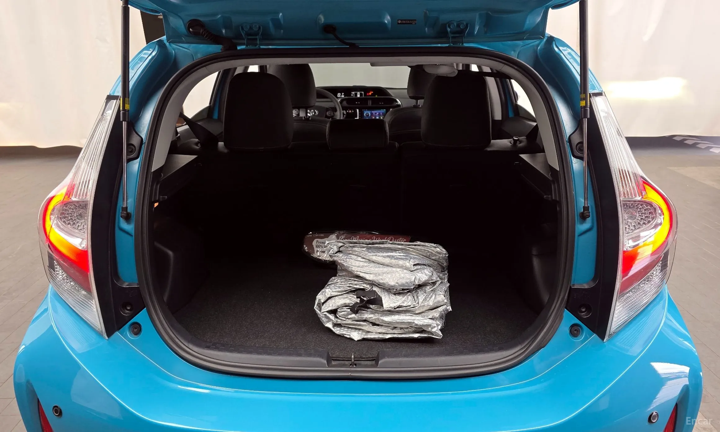 Toyota Prius C превью 20