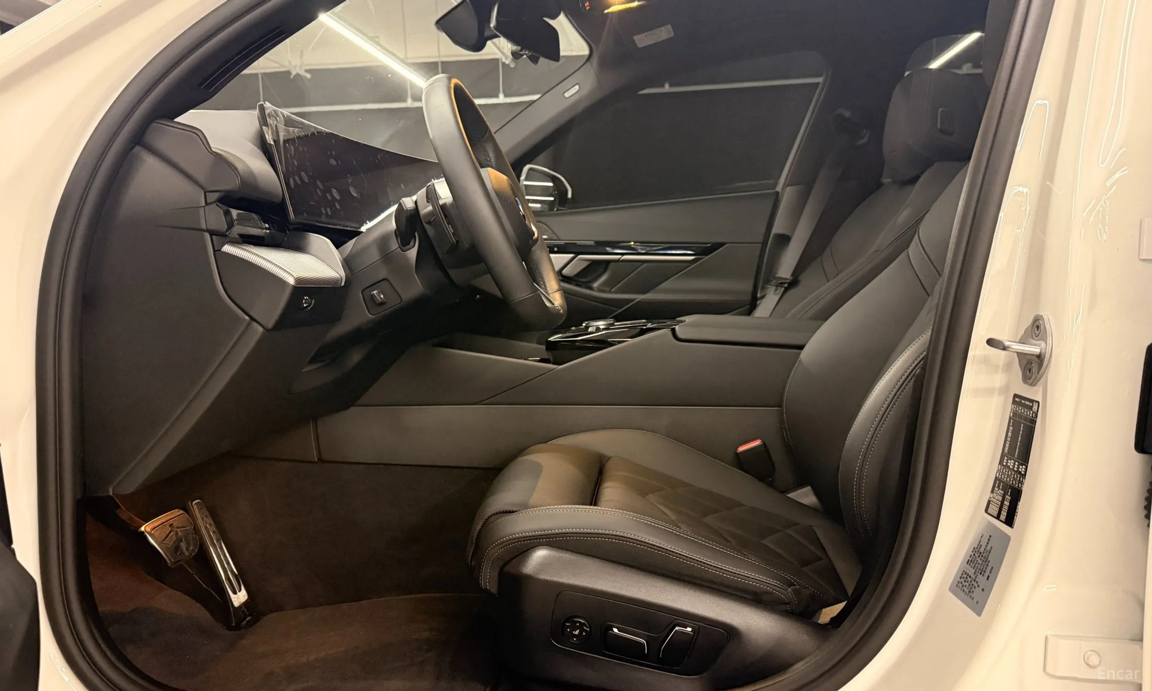 BMW 5 Series (G60) превью 10
