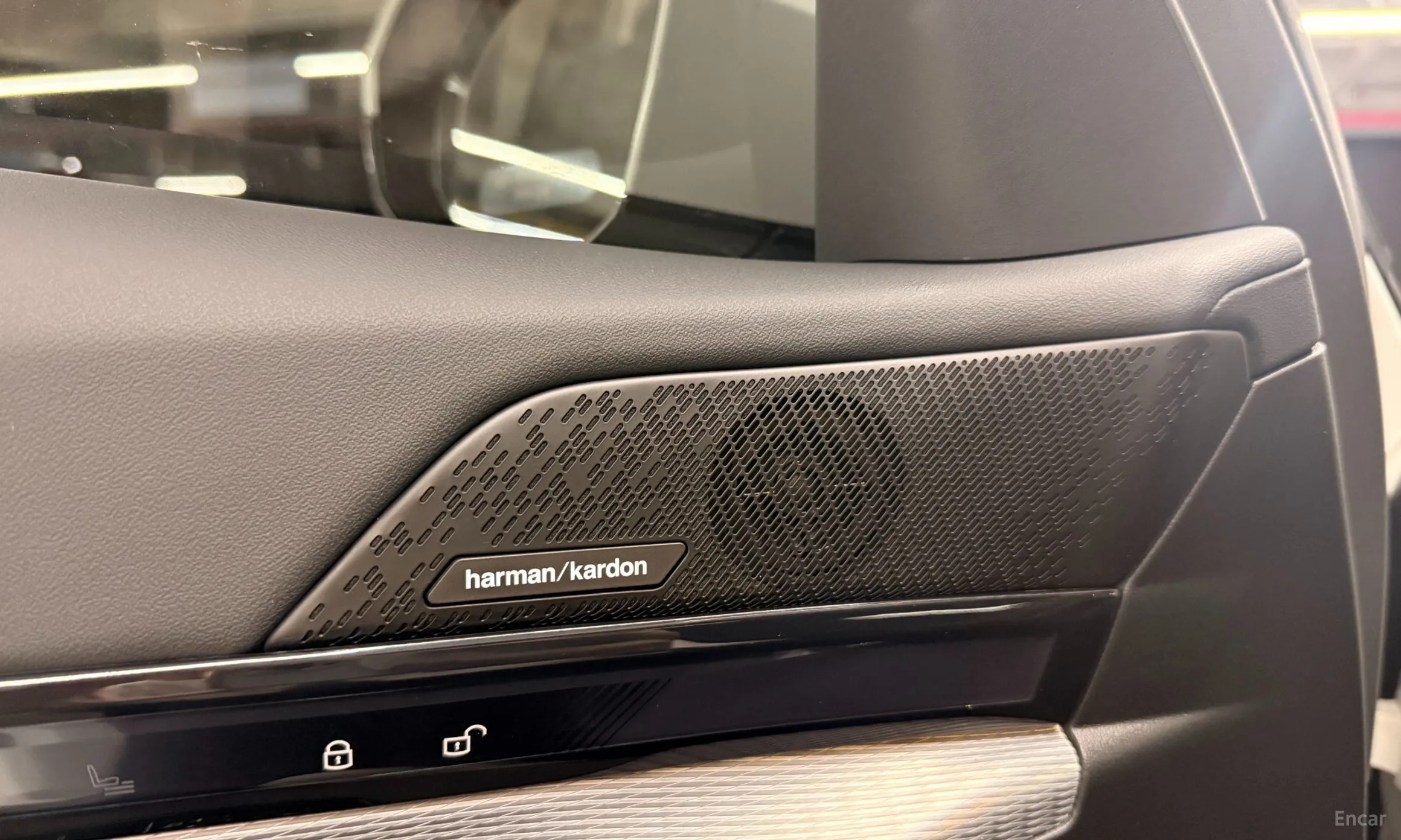 BMW 5 Series (G60) превью 16