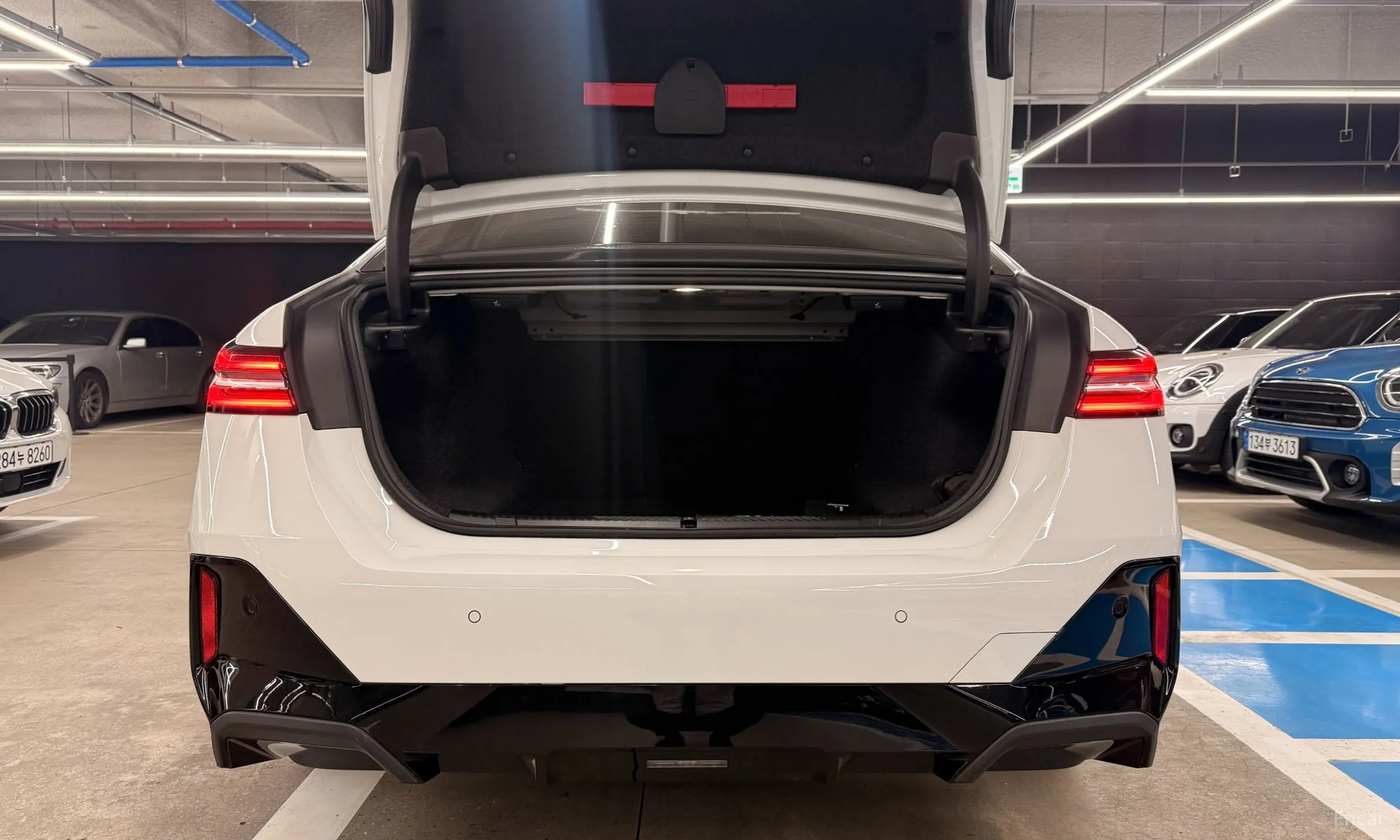 BMW 5 Series (G60) превью 20