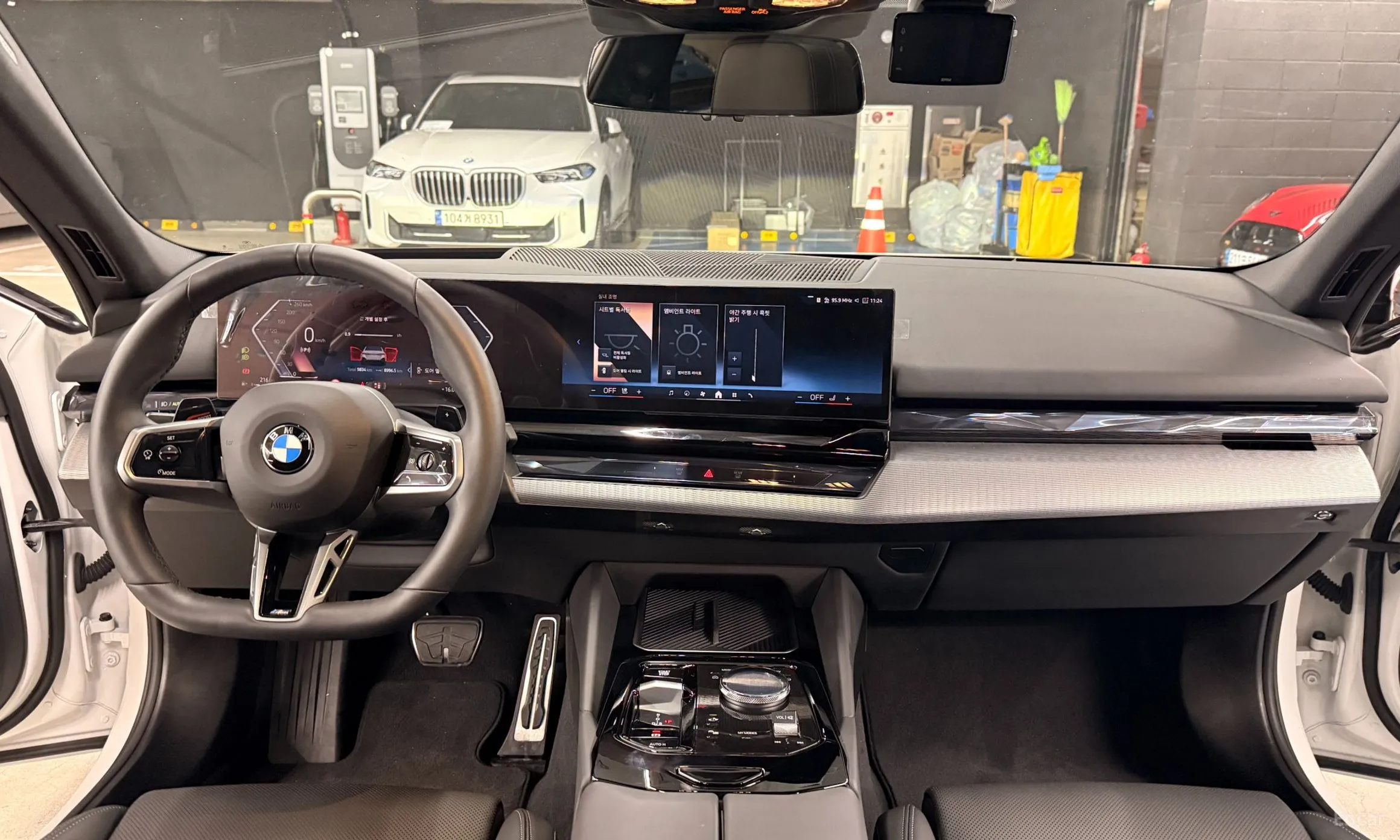BMW 5 Series (G60) превью 7