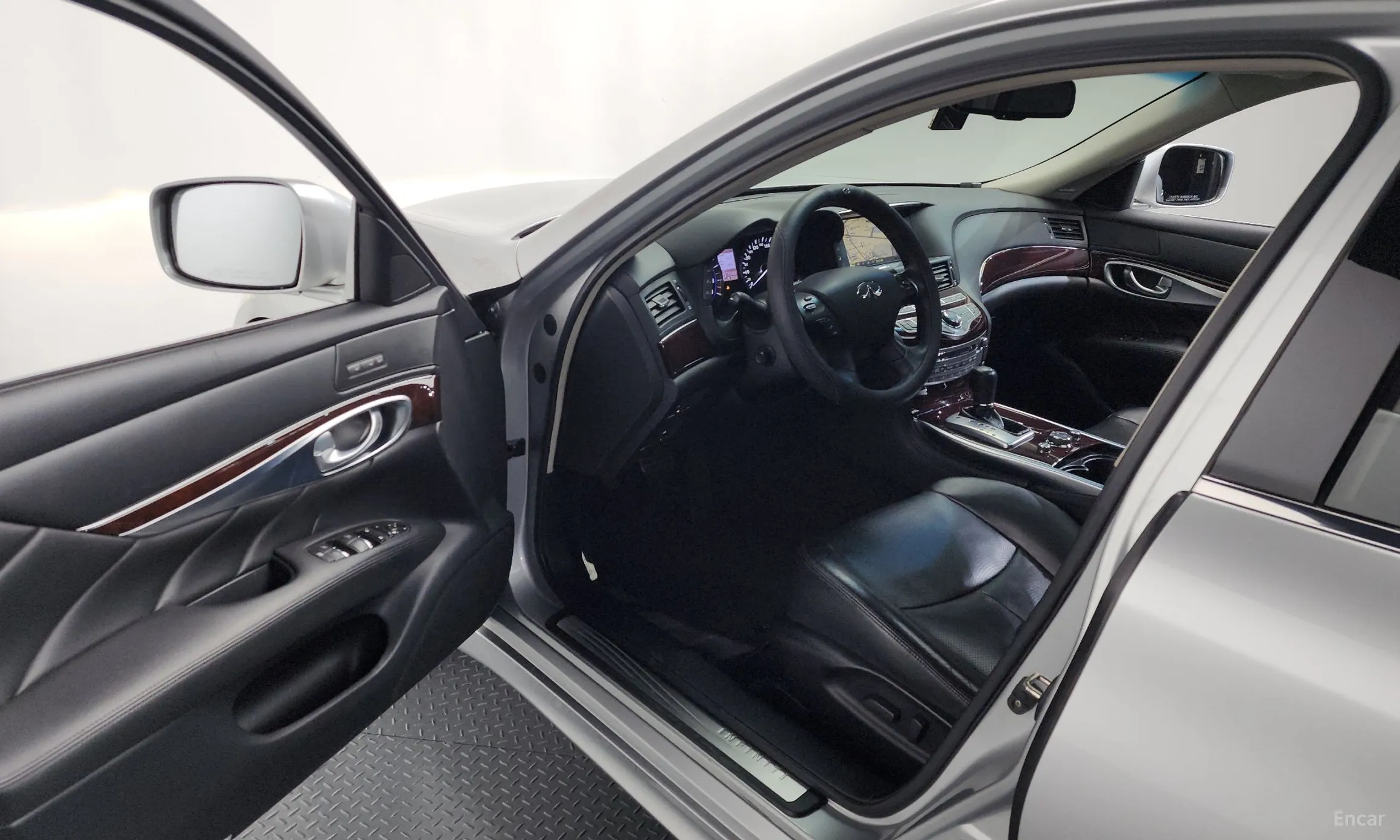 Infiniti Q70 превью 10