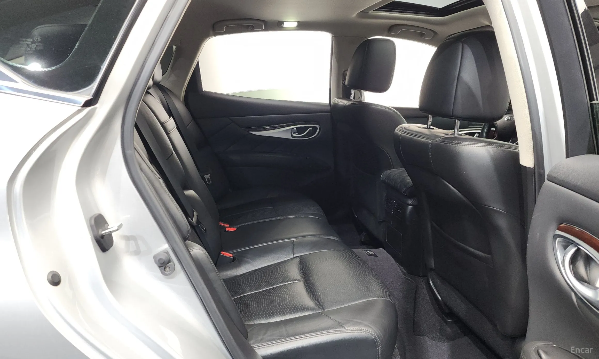 Infiniti Q70 превью 11