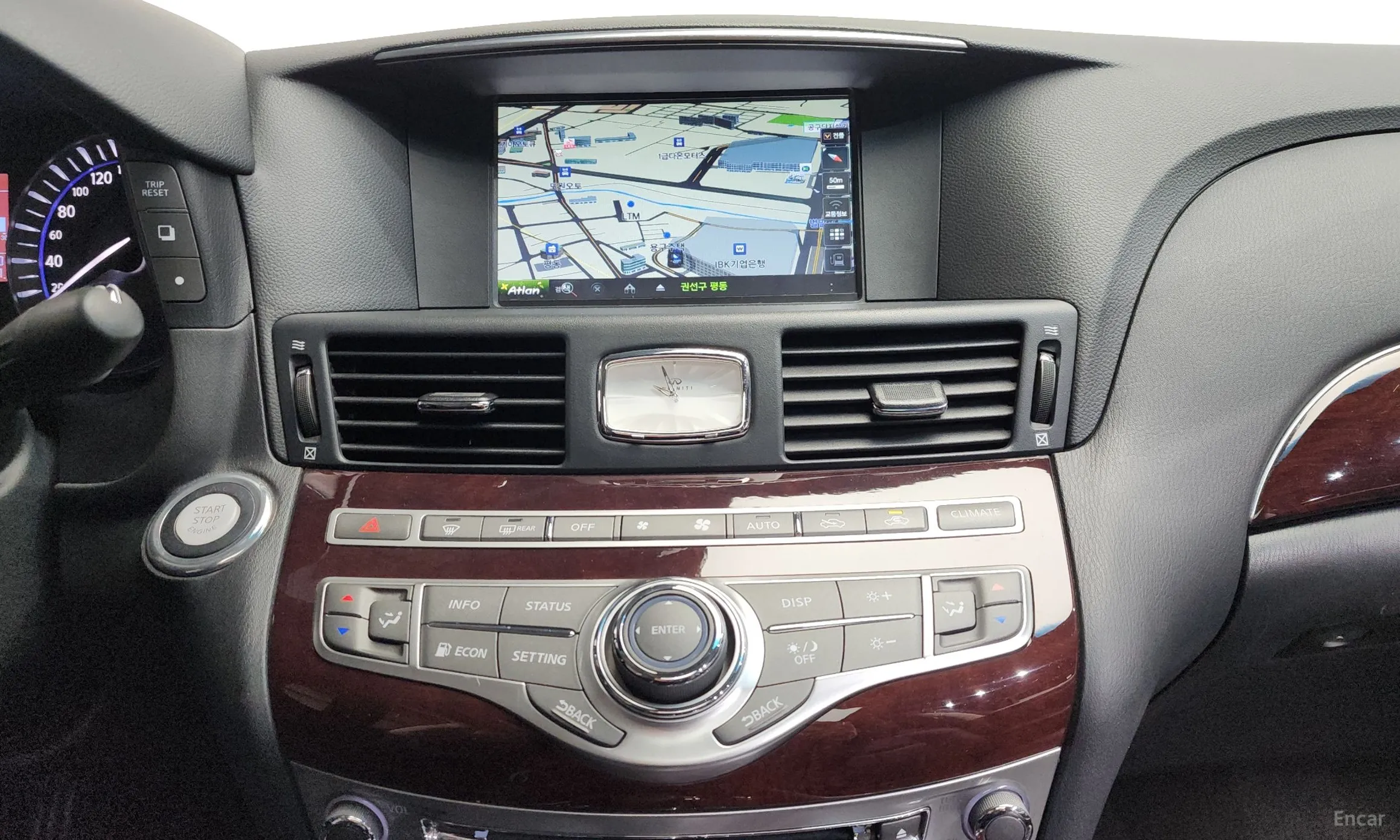 Infiniti Q70 превью 12