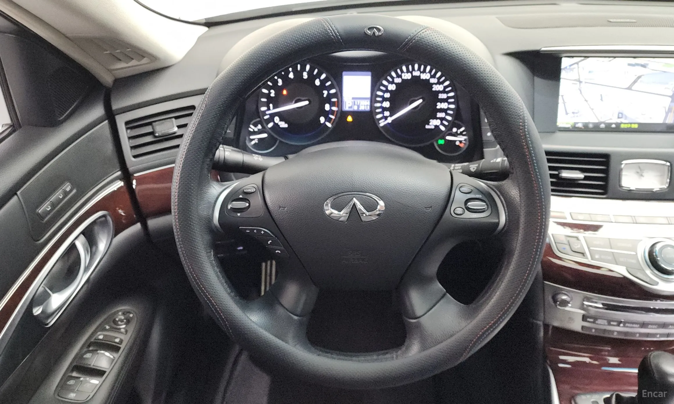 Infiniti Q70 превью 13