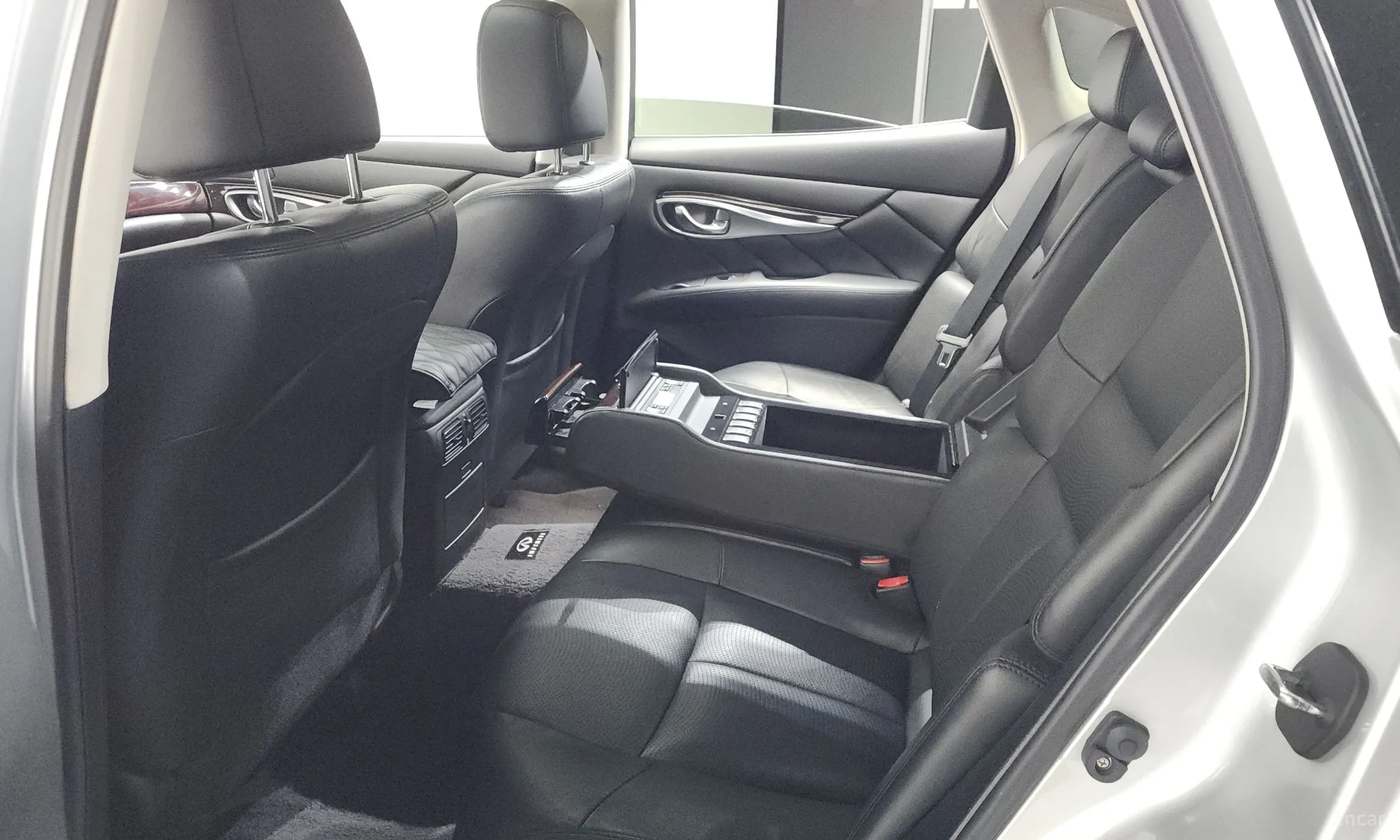 Infiniti Q70 превью 18