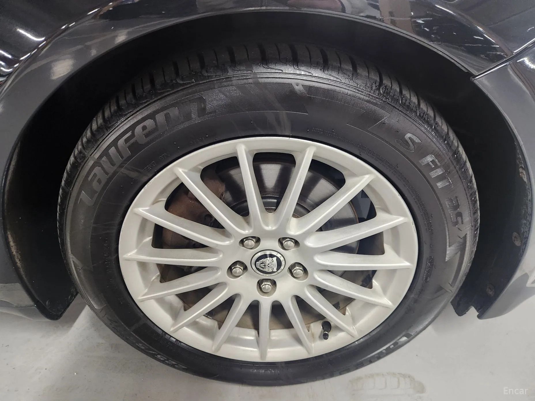 Jaguar XF превью 12