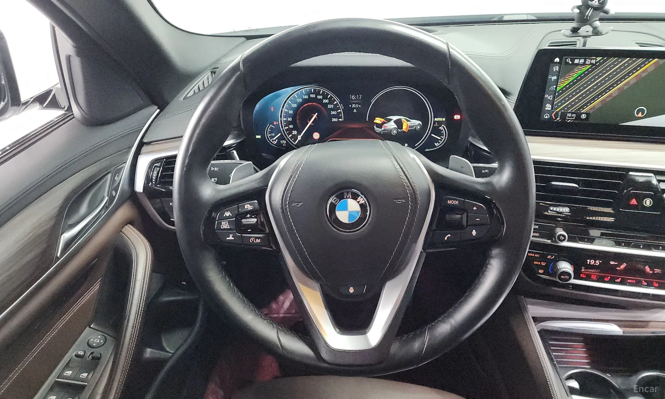BMW 5 Series (G30) превью 13