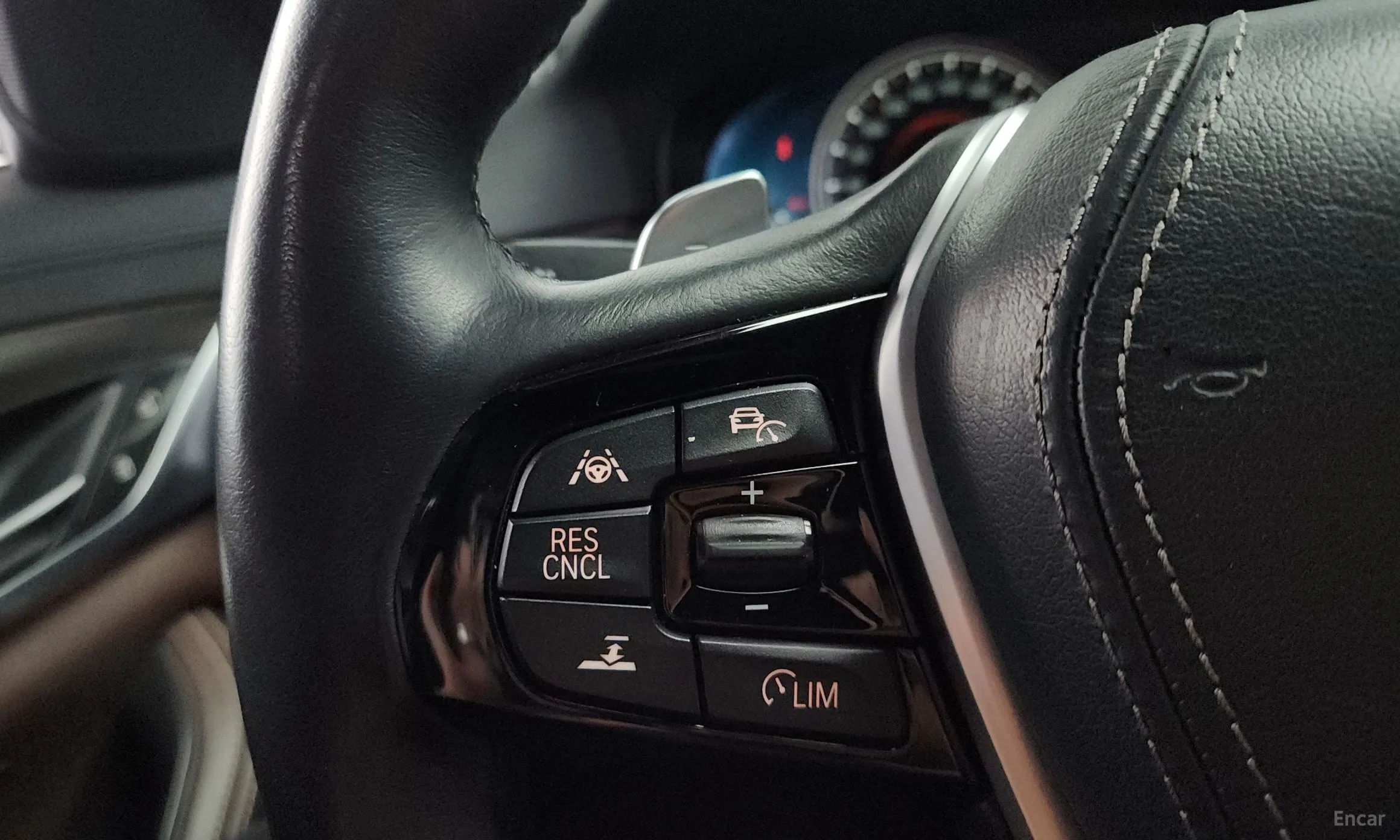 BMW 5 Series (G30) превью 16