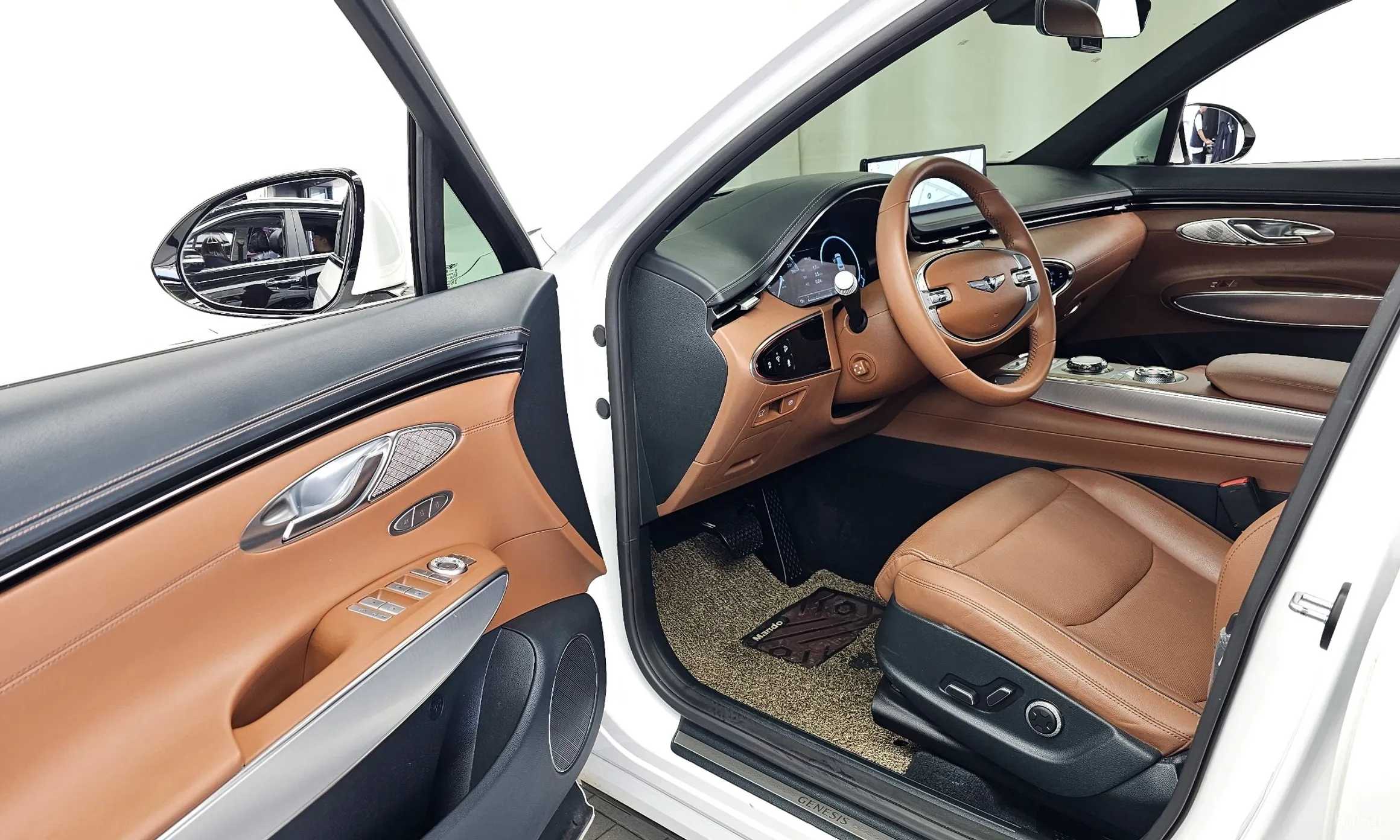 Genesis GV70 превью 10