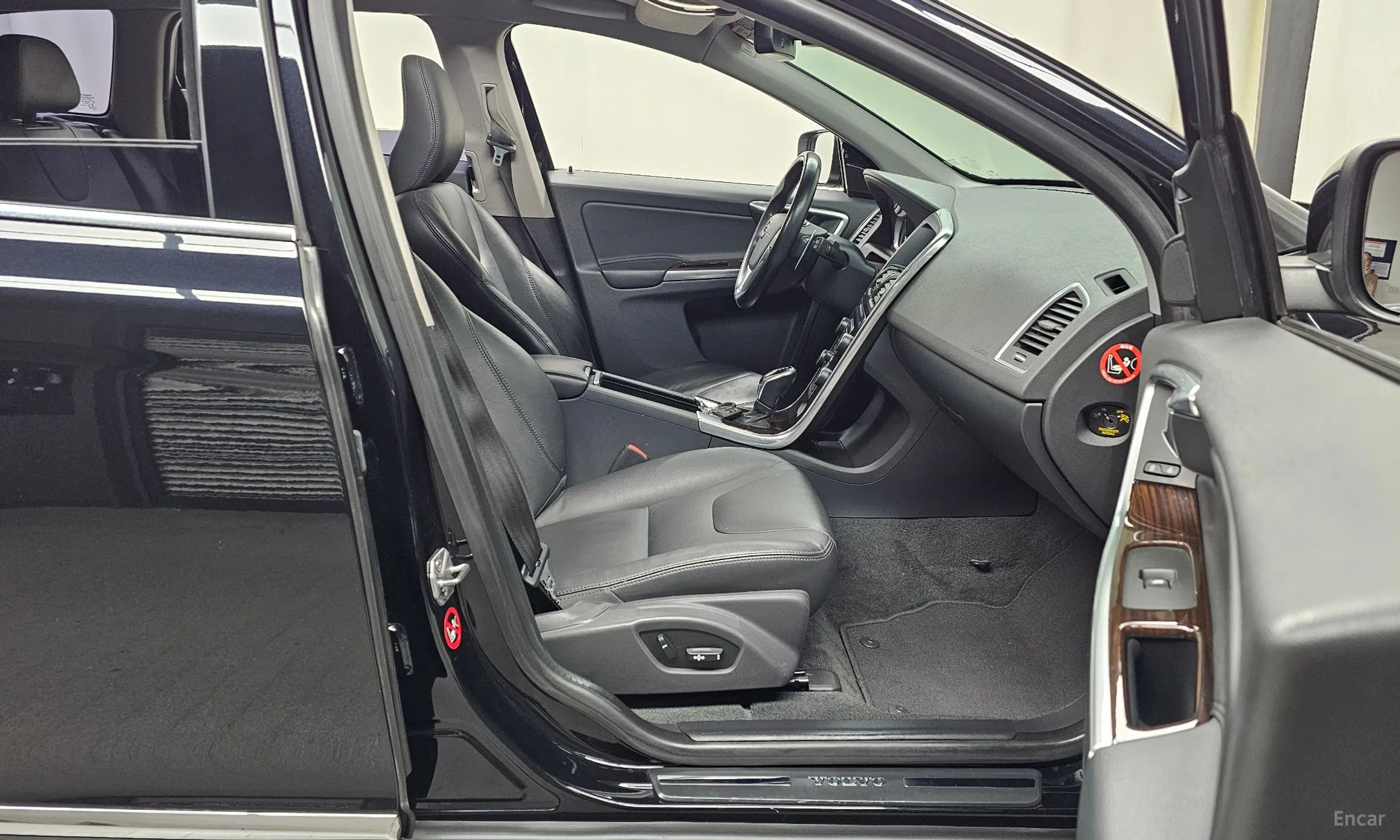 Volvo XC60 превью 11