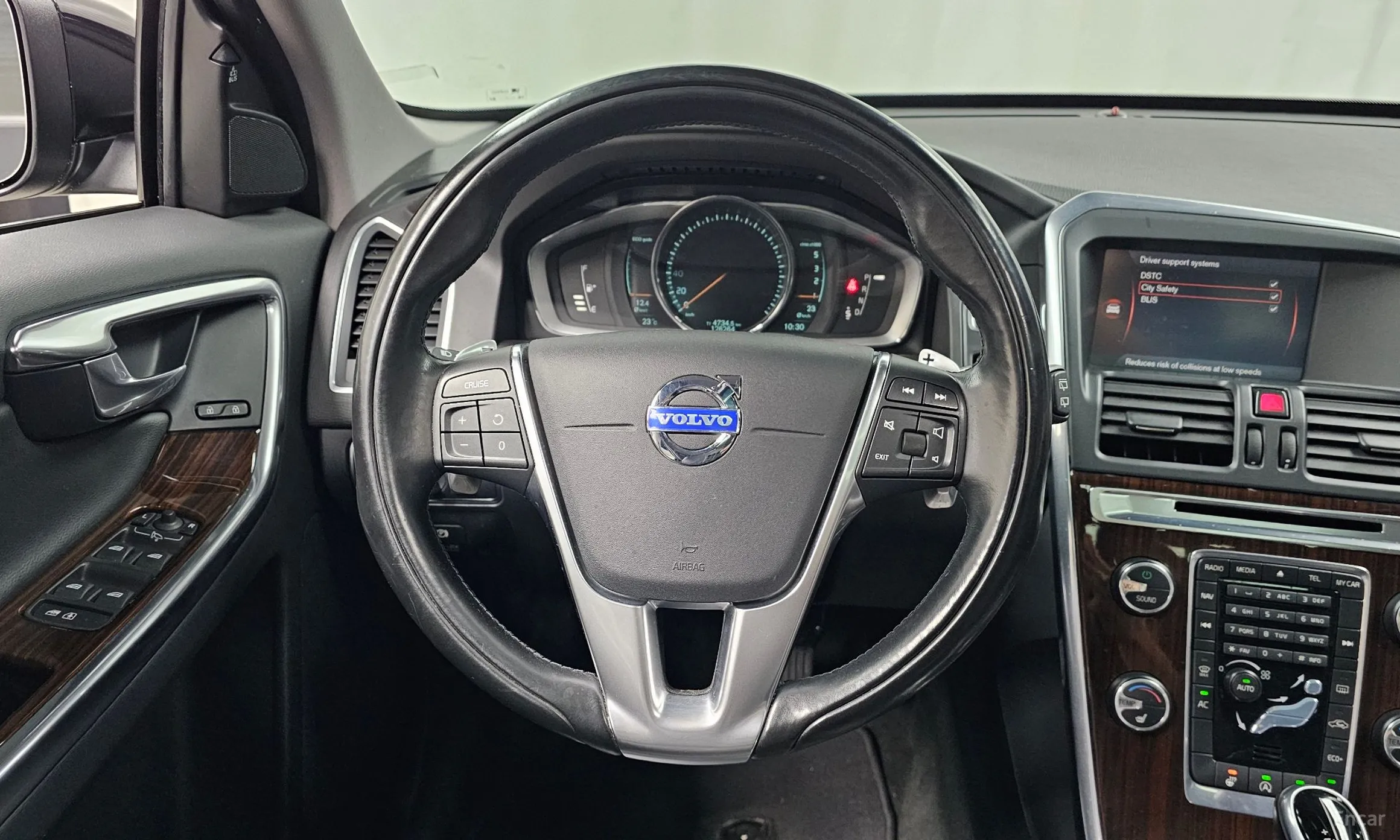 Volvo XC60 превью 13