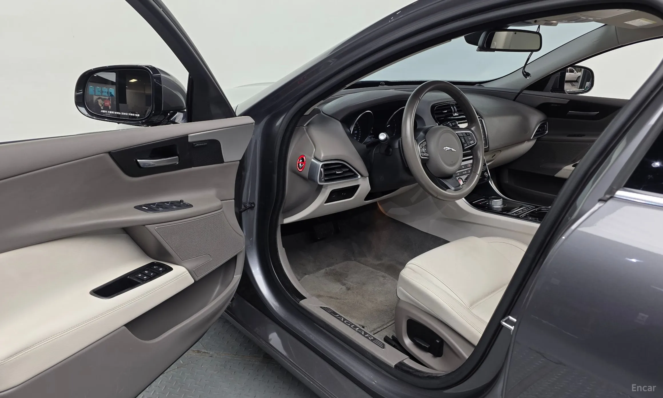 Jaguar XE превью 10