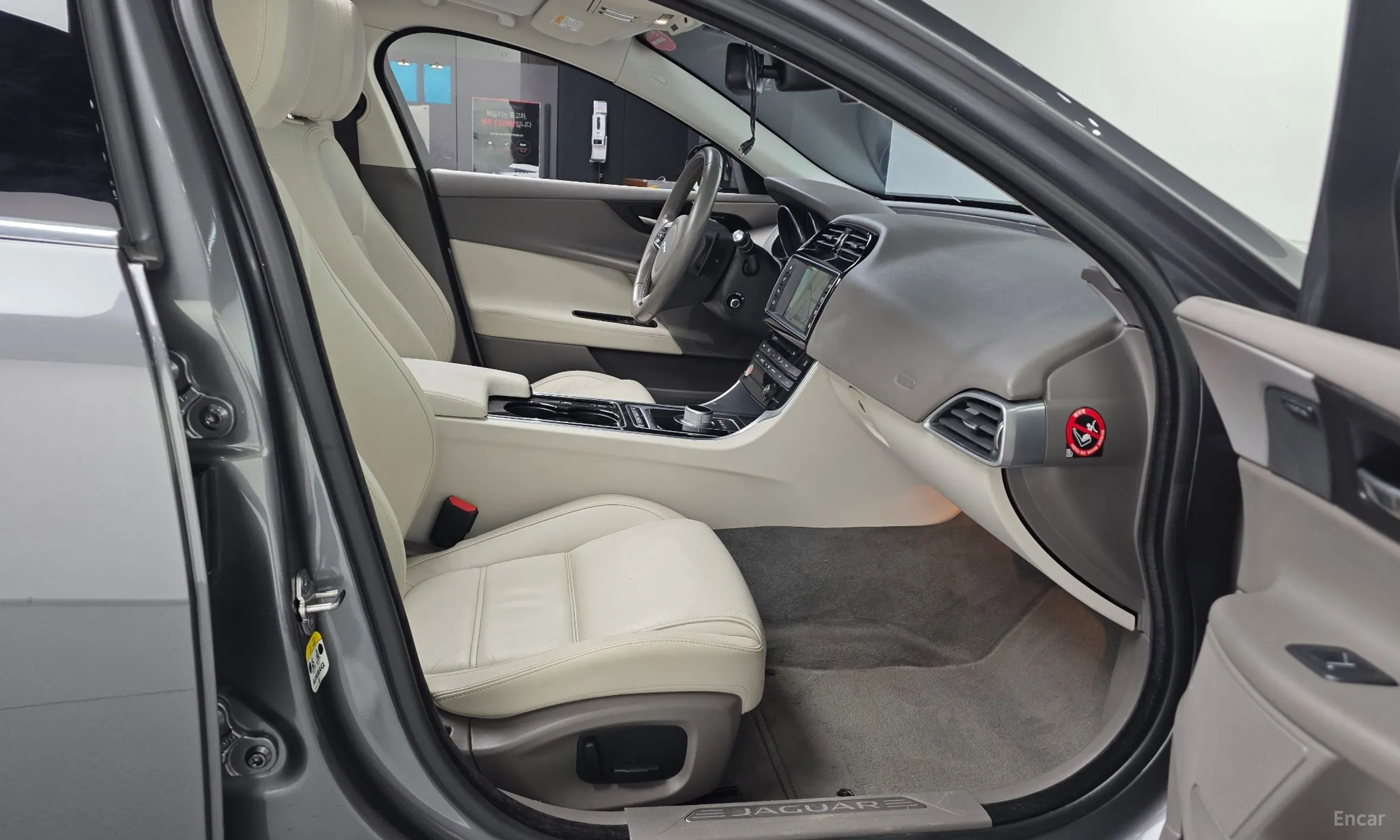 Jaguar XE превью 11