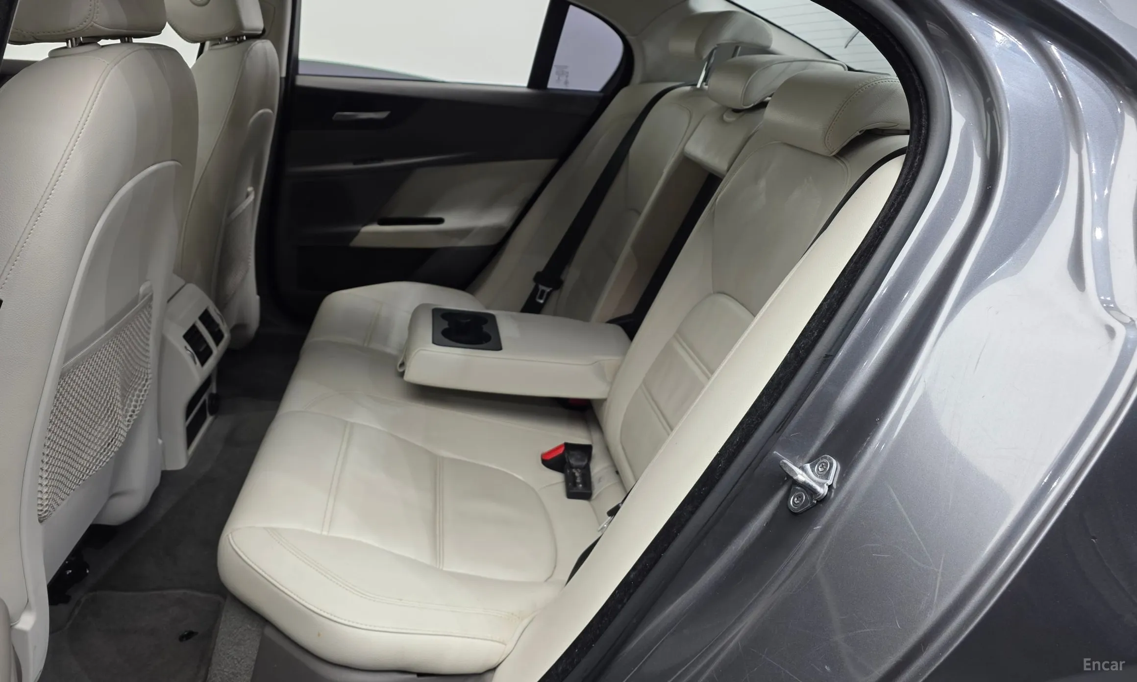 Jaguar XE превью 12