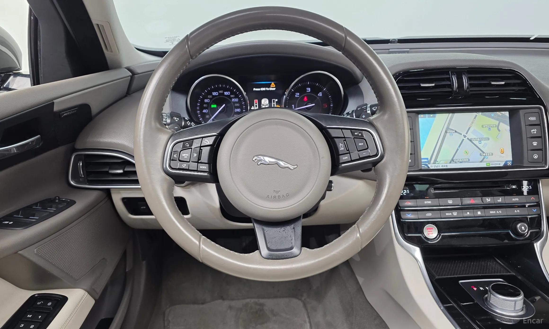 Jaguar XE превью 13